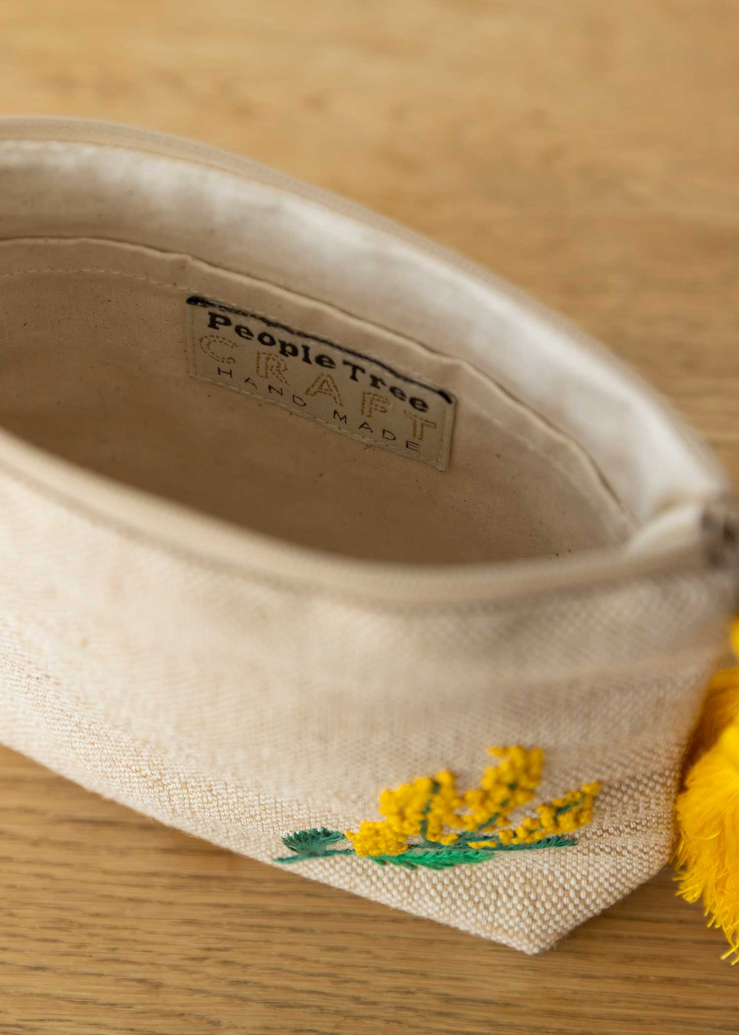 手刺繍タッセルつきポーチ