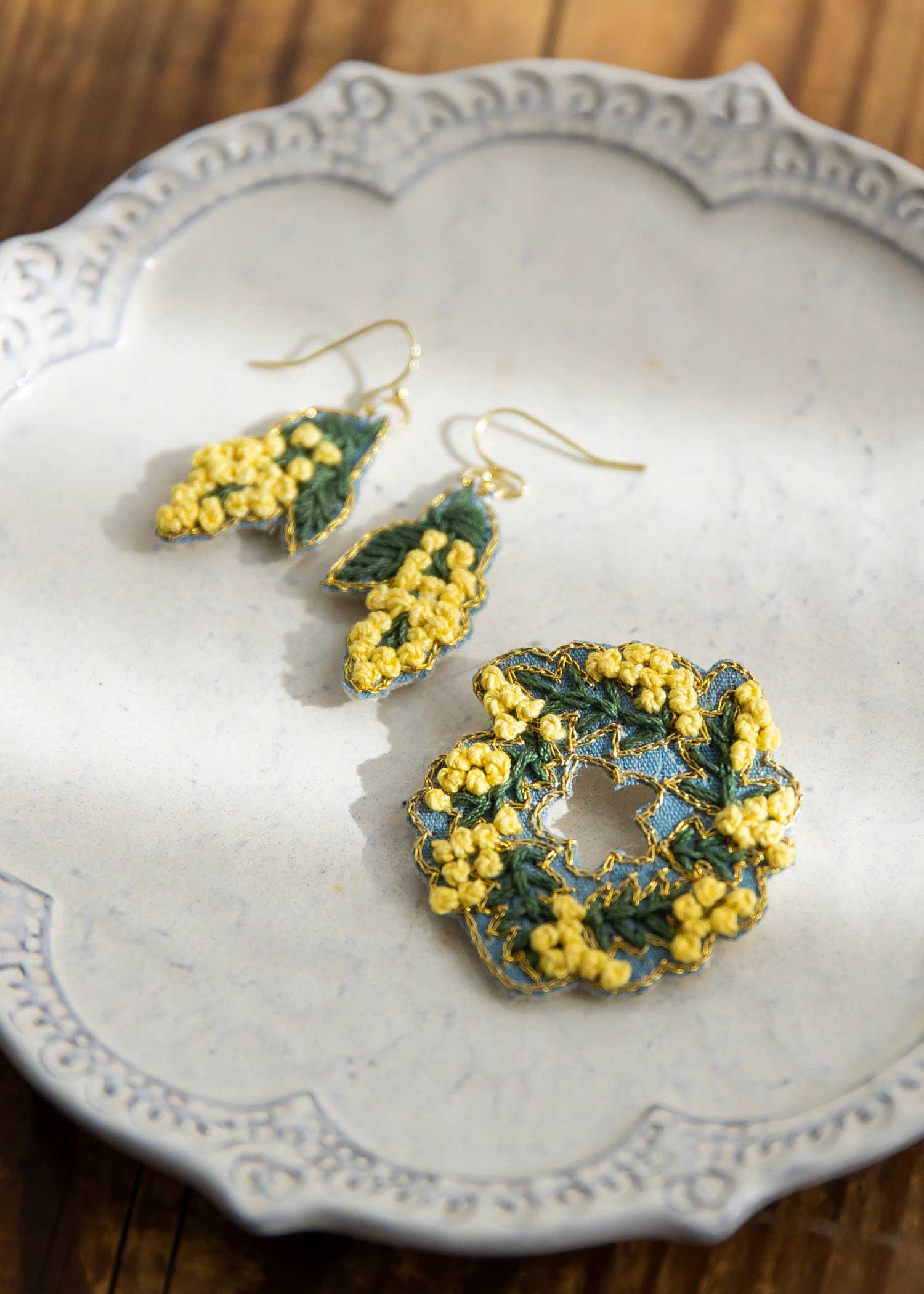 手刺繍ブローチ ミモザ