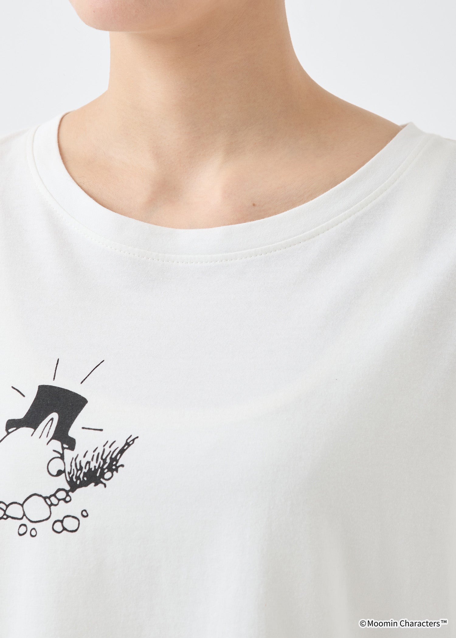 ムーミン オーガニックコットンスリットTシャツ・落とし穴を掘るムーミンパパ