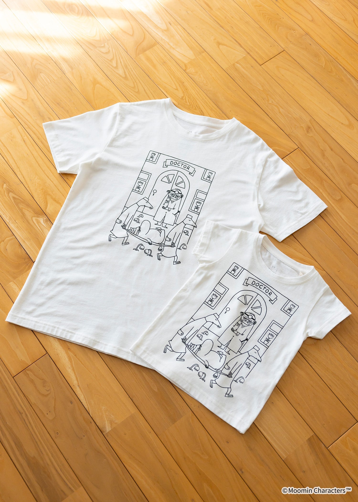 ムーミン オーガニックコットンユニセックスTシャツ・担架で運ばれるムーミントロール