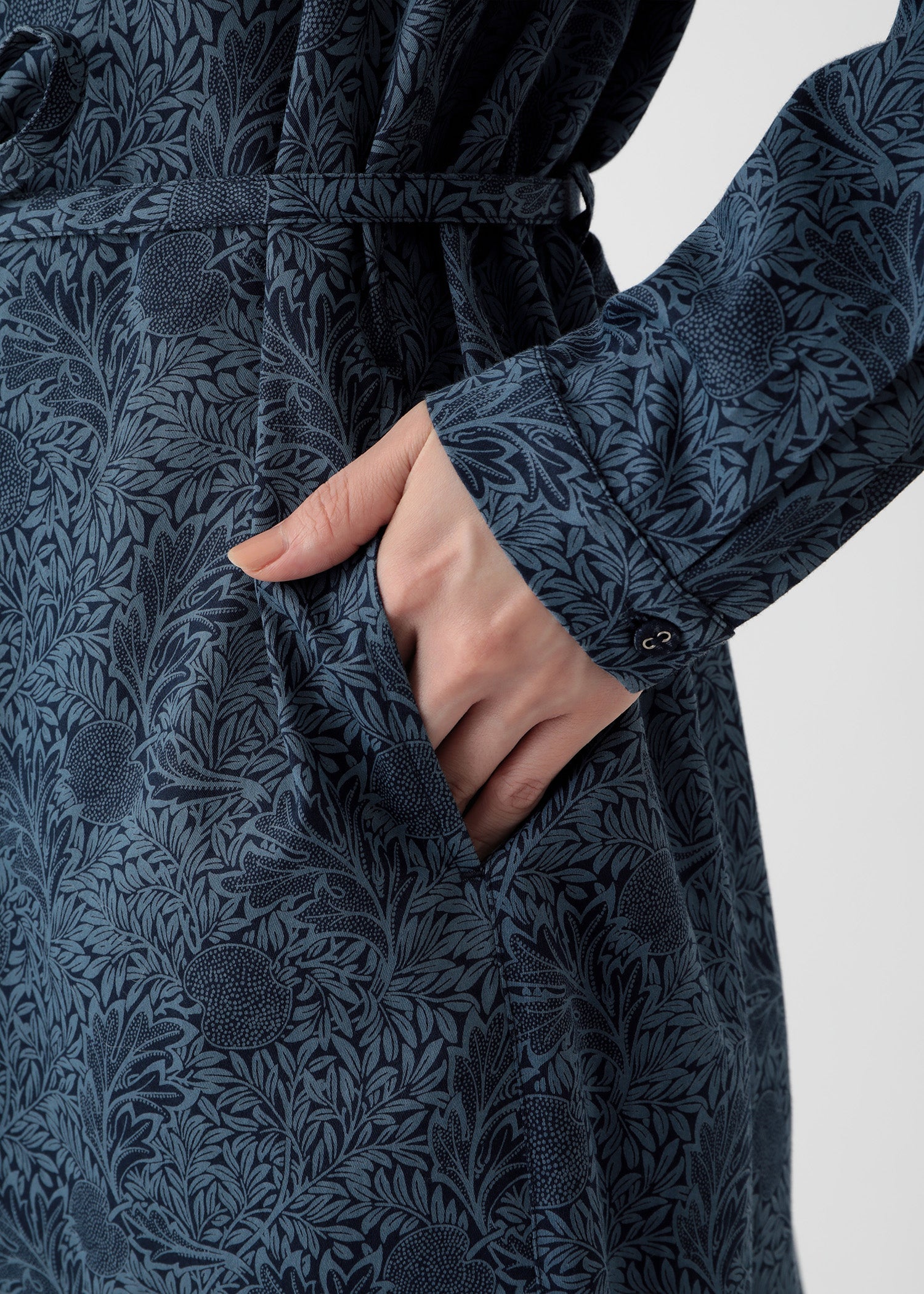V&A オーガニックコットンサテン シャツワンピース アップル柄