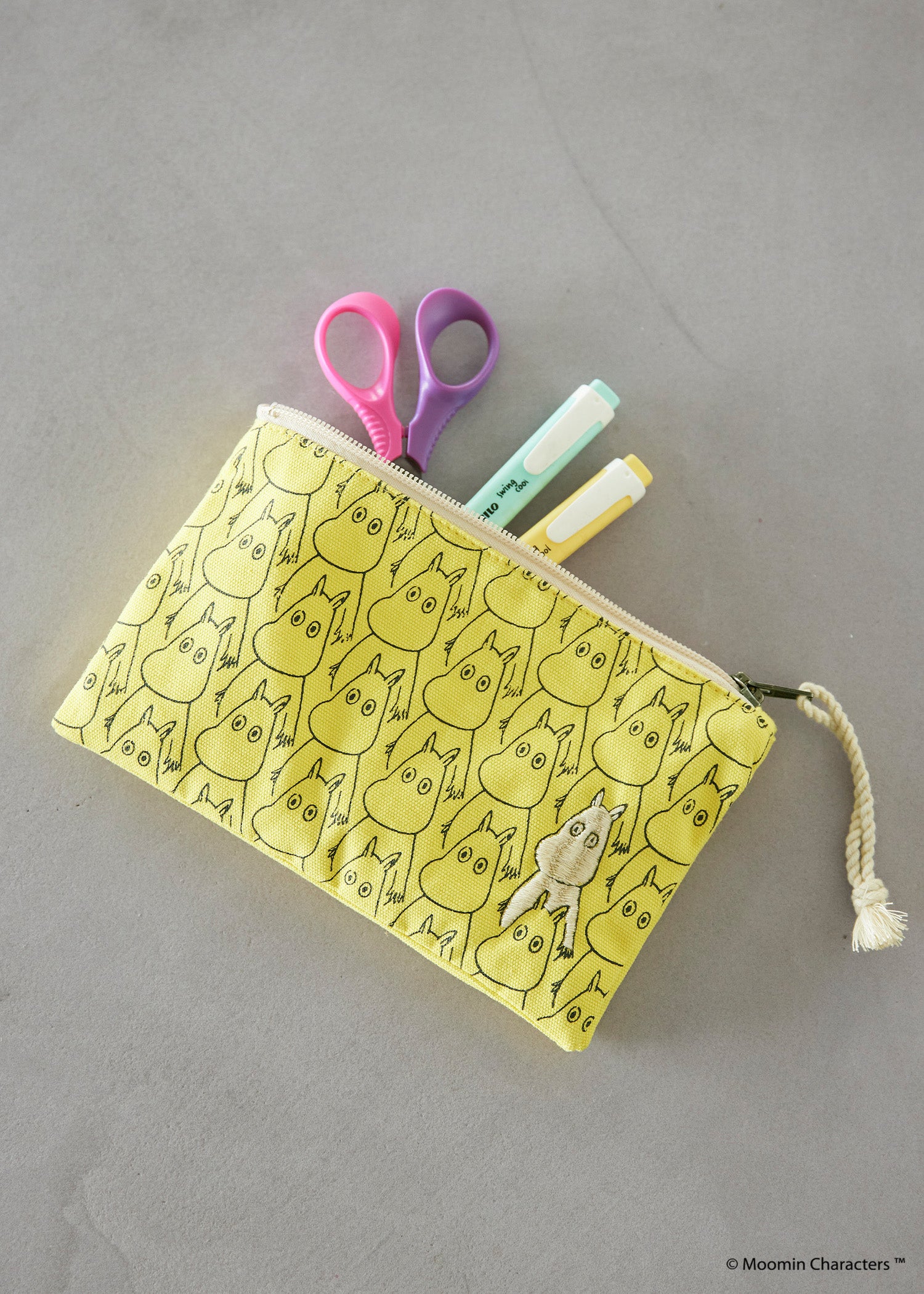 ムーミン プリント&手刺繍ポーチ・ムーミントロールがいっぱい