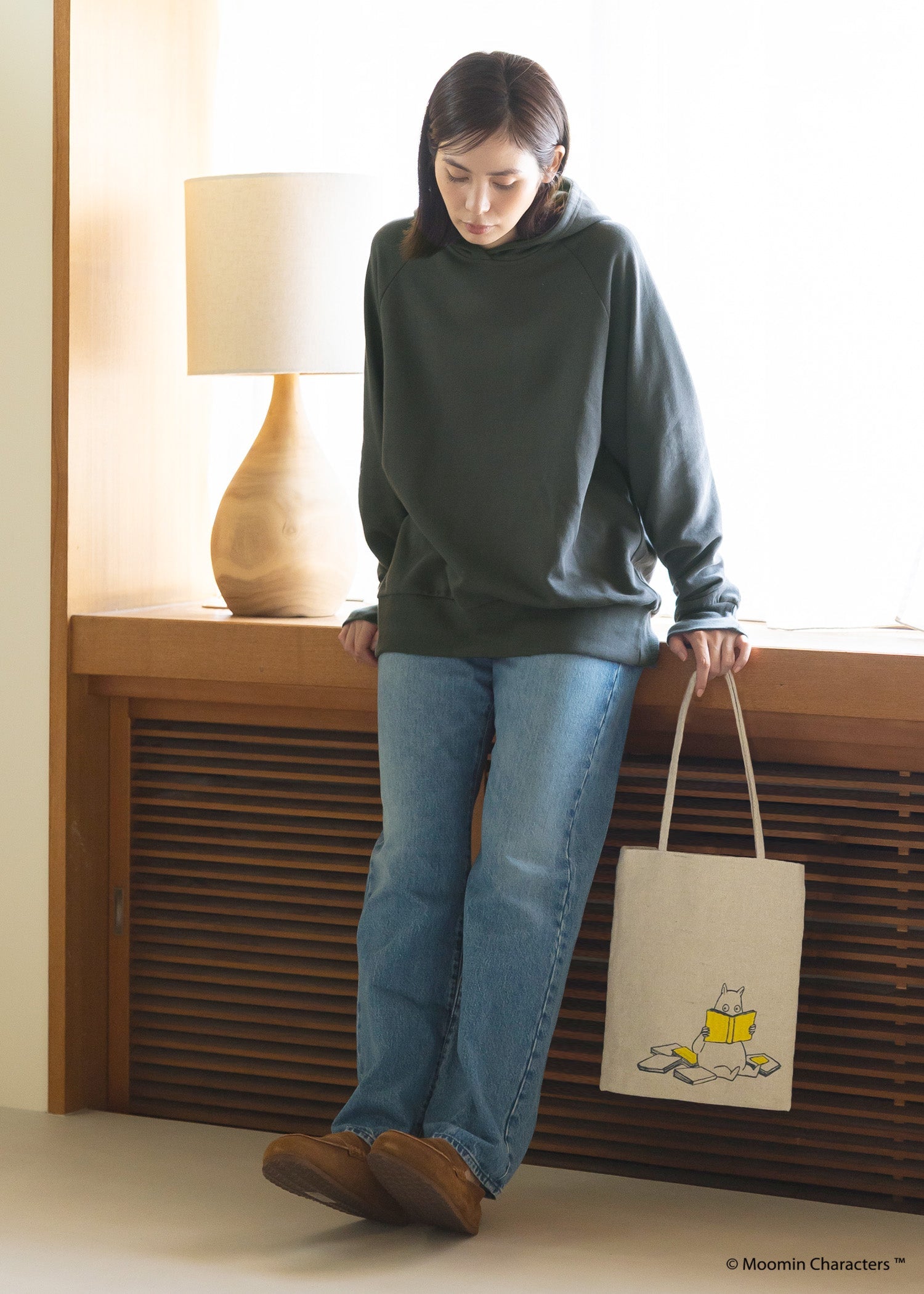 ムーミン プリント&手刺繍トートバッグ・本を読むムーミントロール
