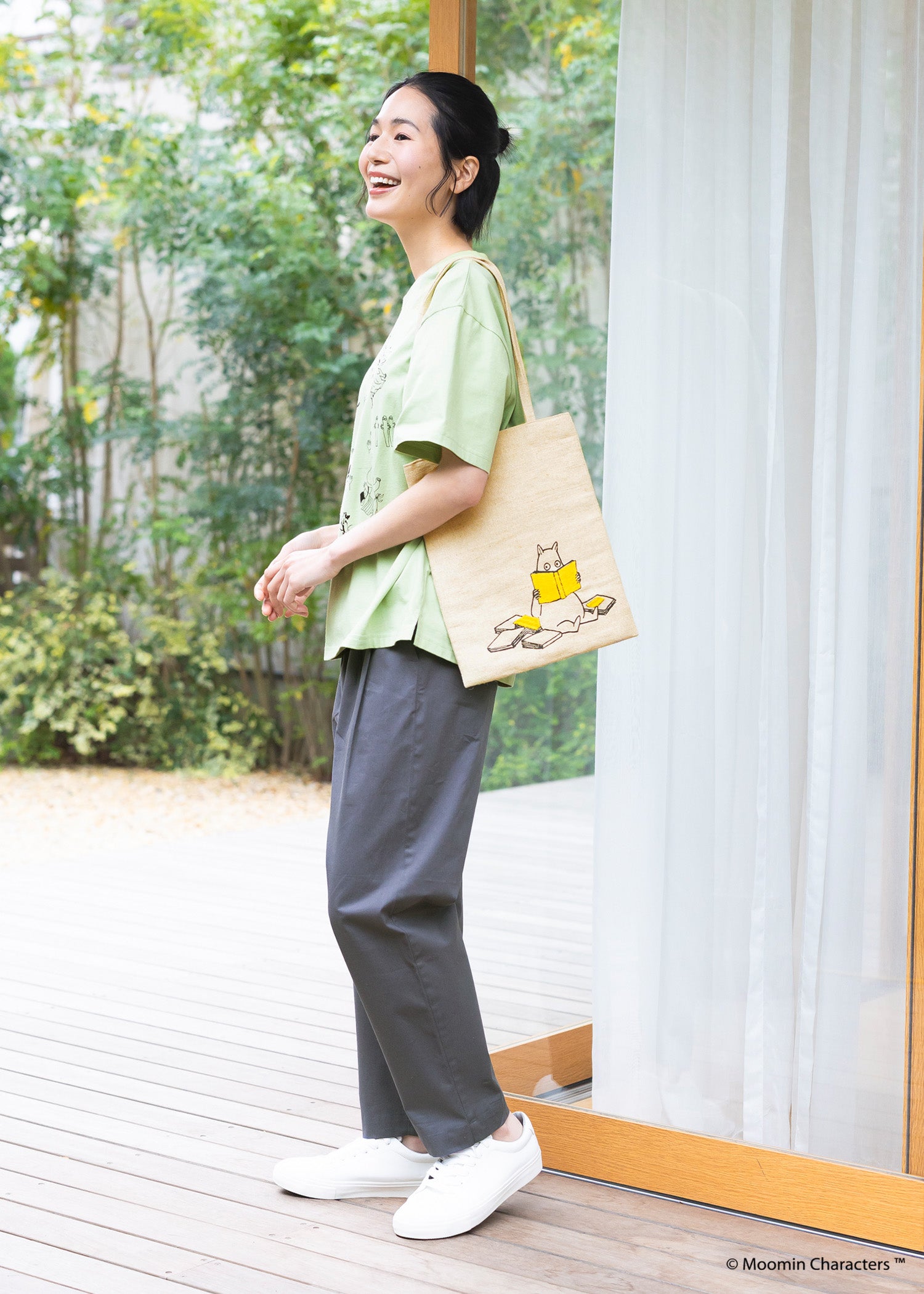 ムーミン プリント&手刺繍トートバッグ・本を読むムーミントロール