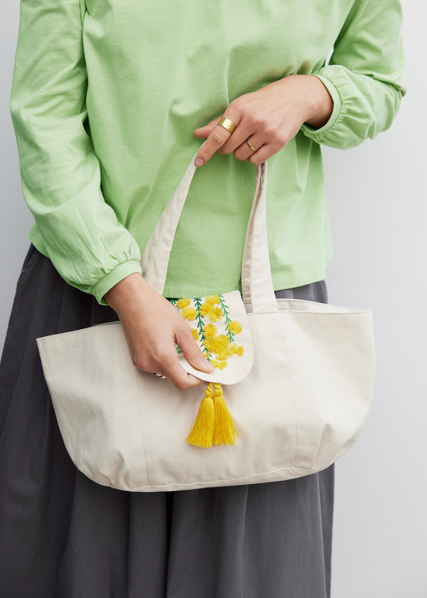手刺繍コットンバッグ ミモザ