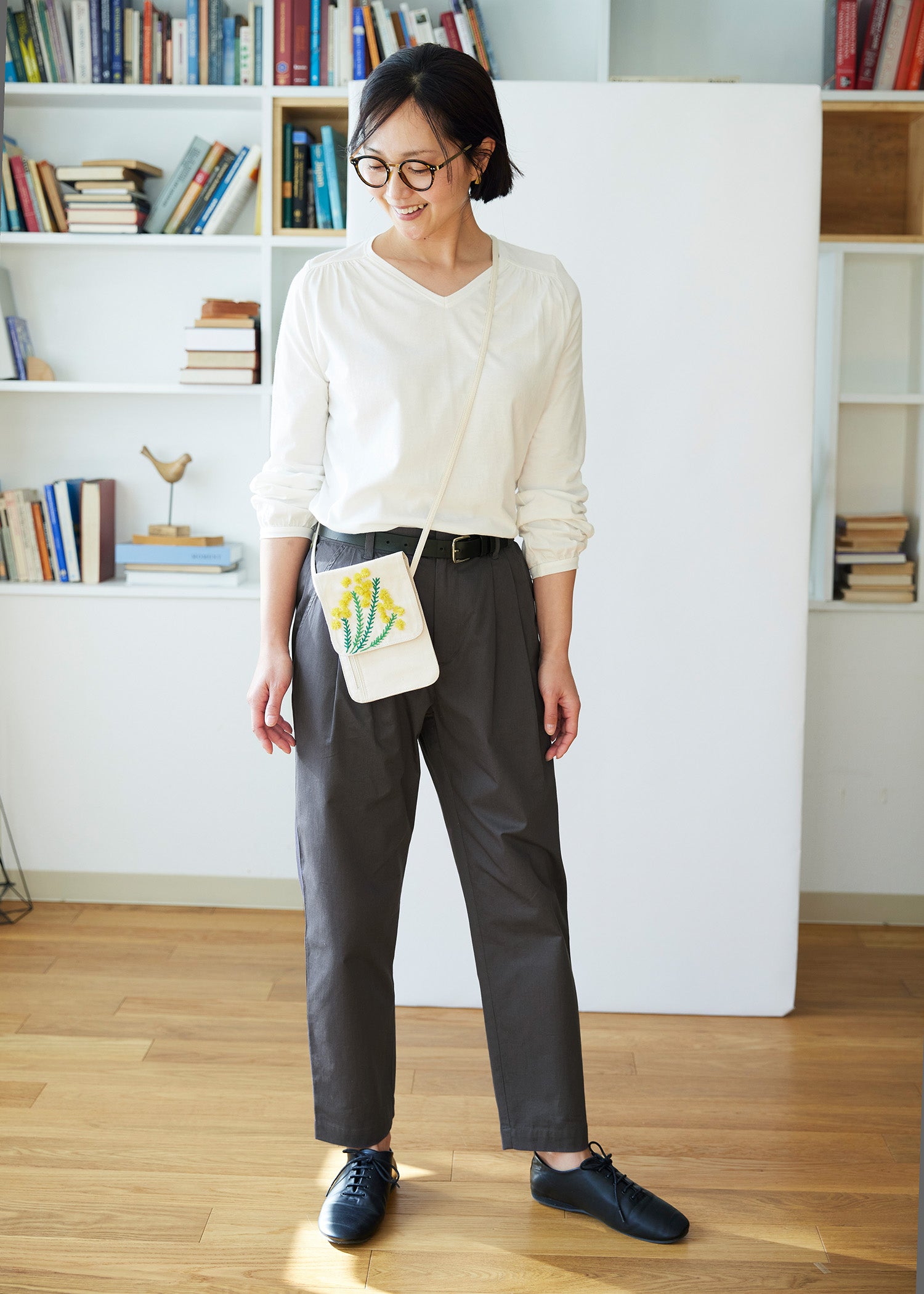 手刺繍コットンサコッシュ ミモザ