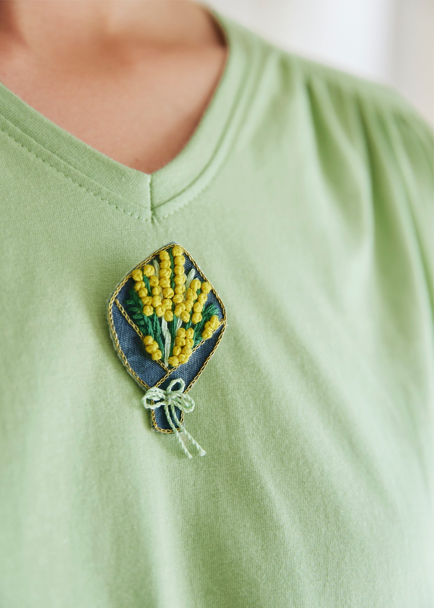 手刺繍ブローチ ミモザブーケ