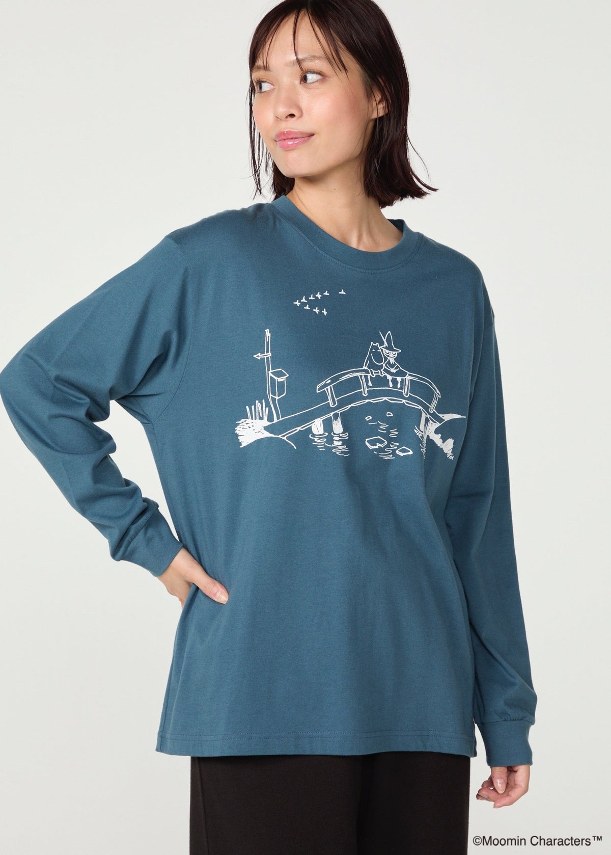 ムーミン オーガニックコットン ユニセックスロングスリーブTシャツ・橋の上のフレンズ