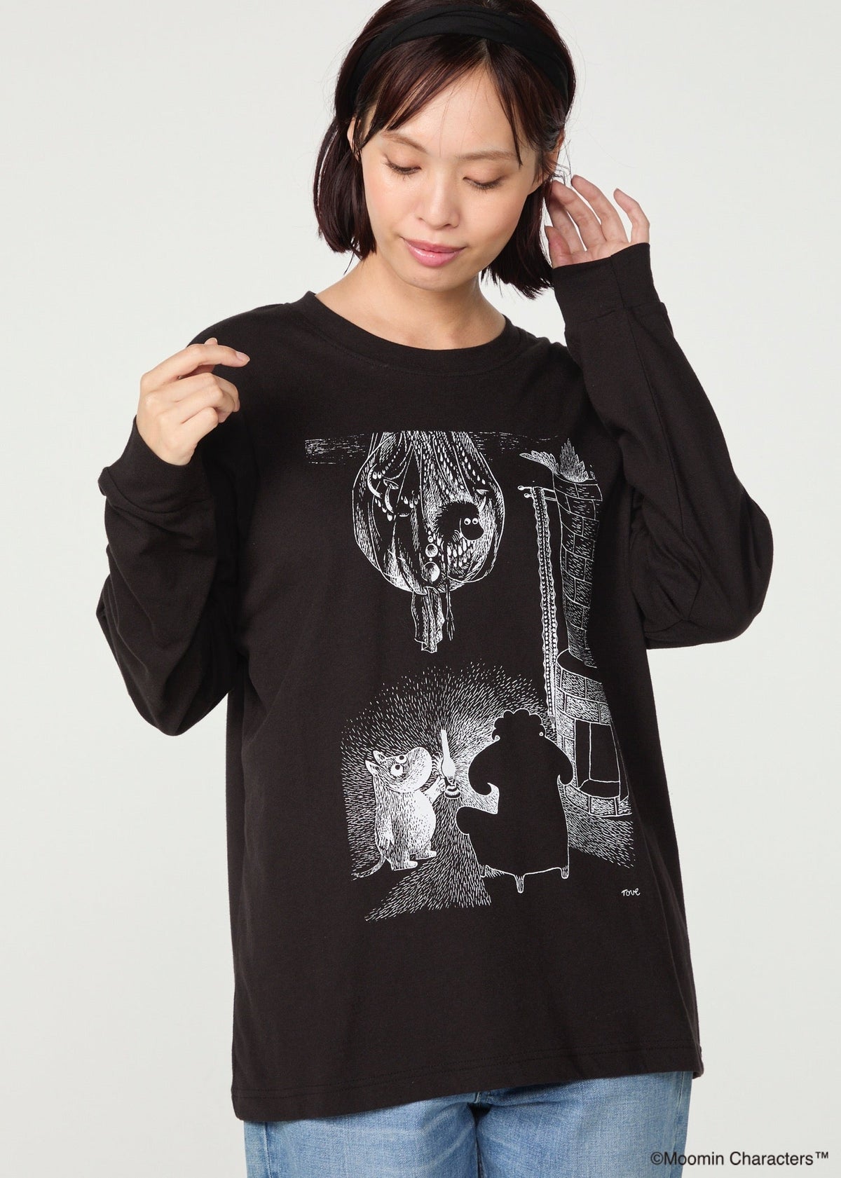 ムーミン オーガニックコットン ユニセックスロングスリーブTシャツ・ランプに照らされたムーミンとご先祖さま