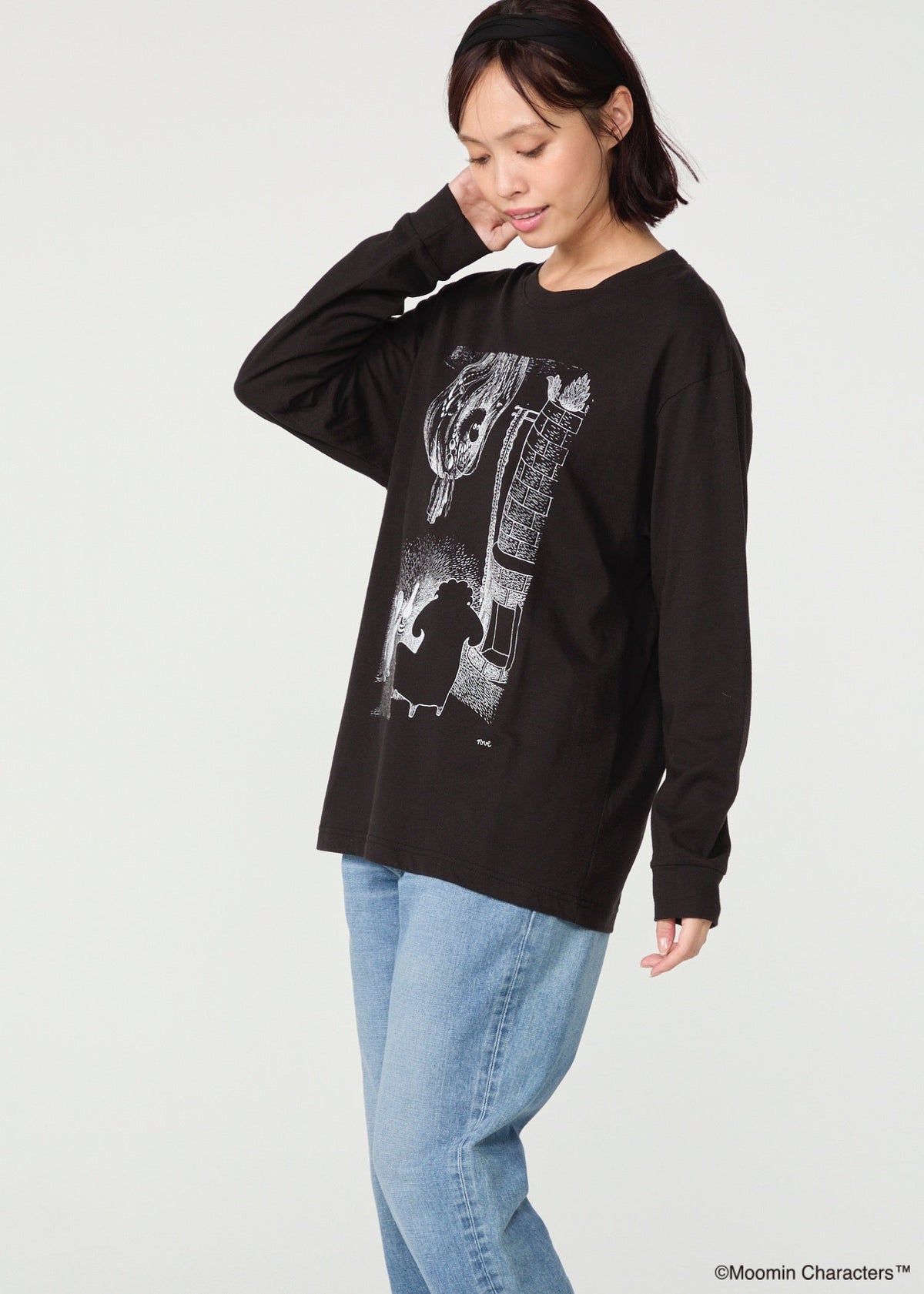 ムーミン オーガニックコットン ユニセックスロングスリーブTシャツ・ランプに照らされたムーミンとご先祖さま