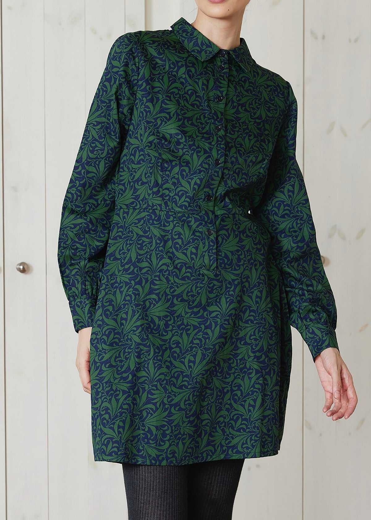 V&A オーガニックコットンサテン ミニシャツワンピース・リーフ柄