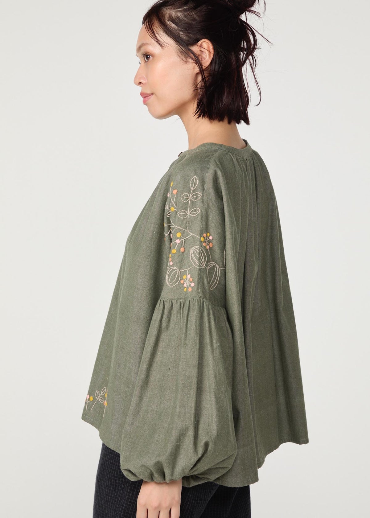 手織りオーガニックコットンシャンブレー フラワー手刺繍ブラウス