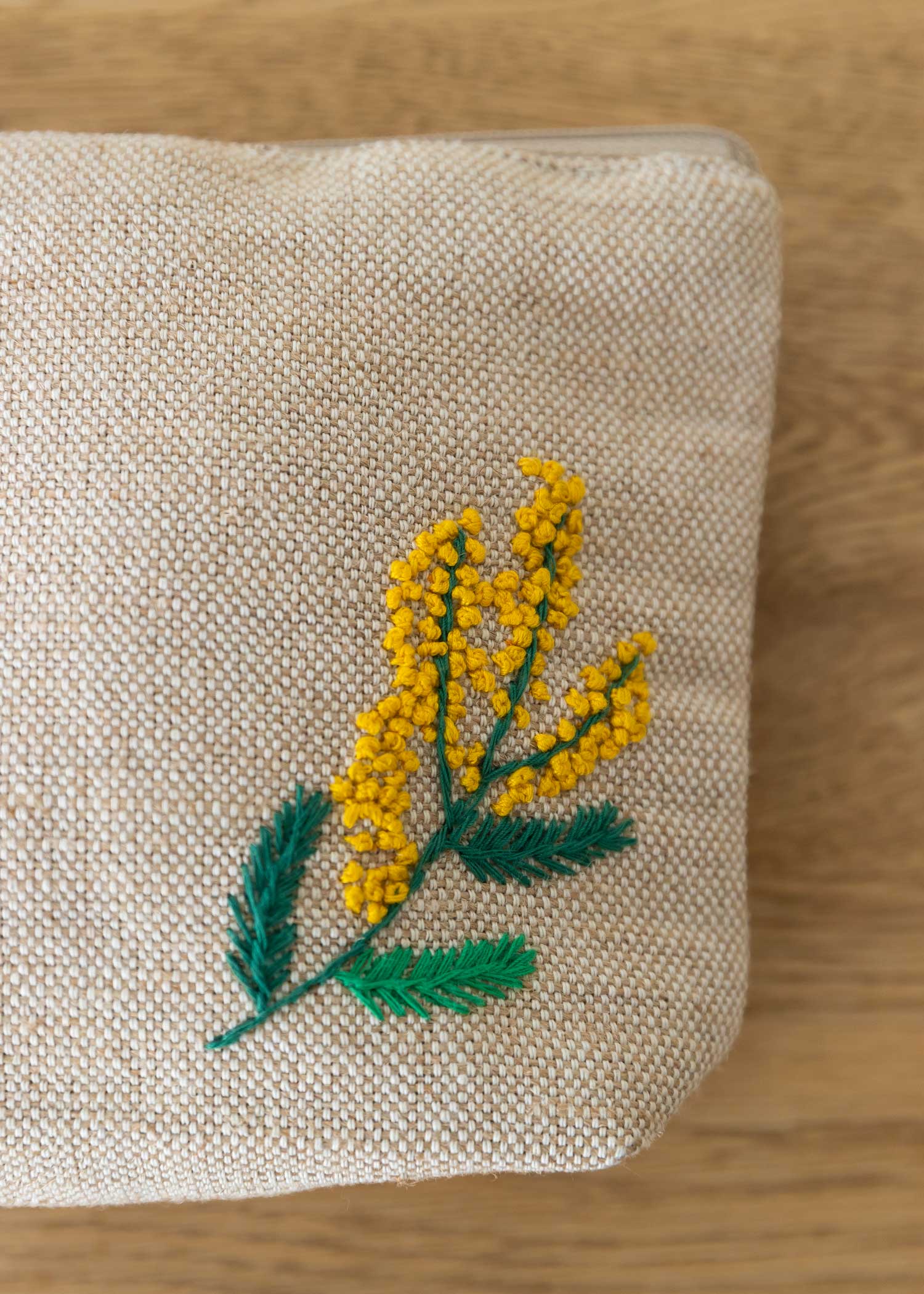 手刺繍タッセルつきポーチ