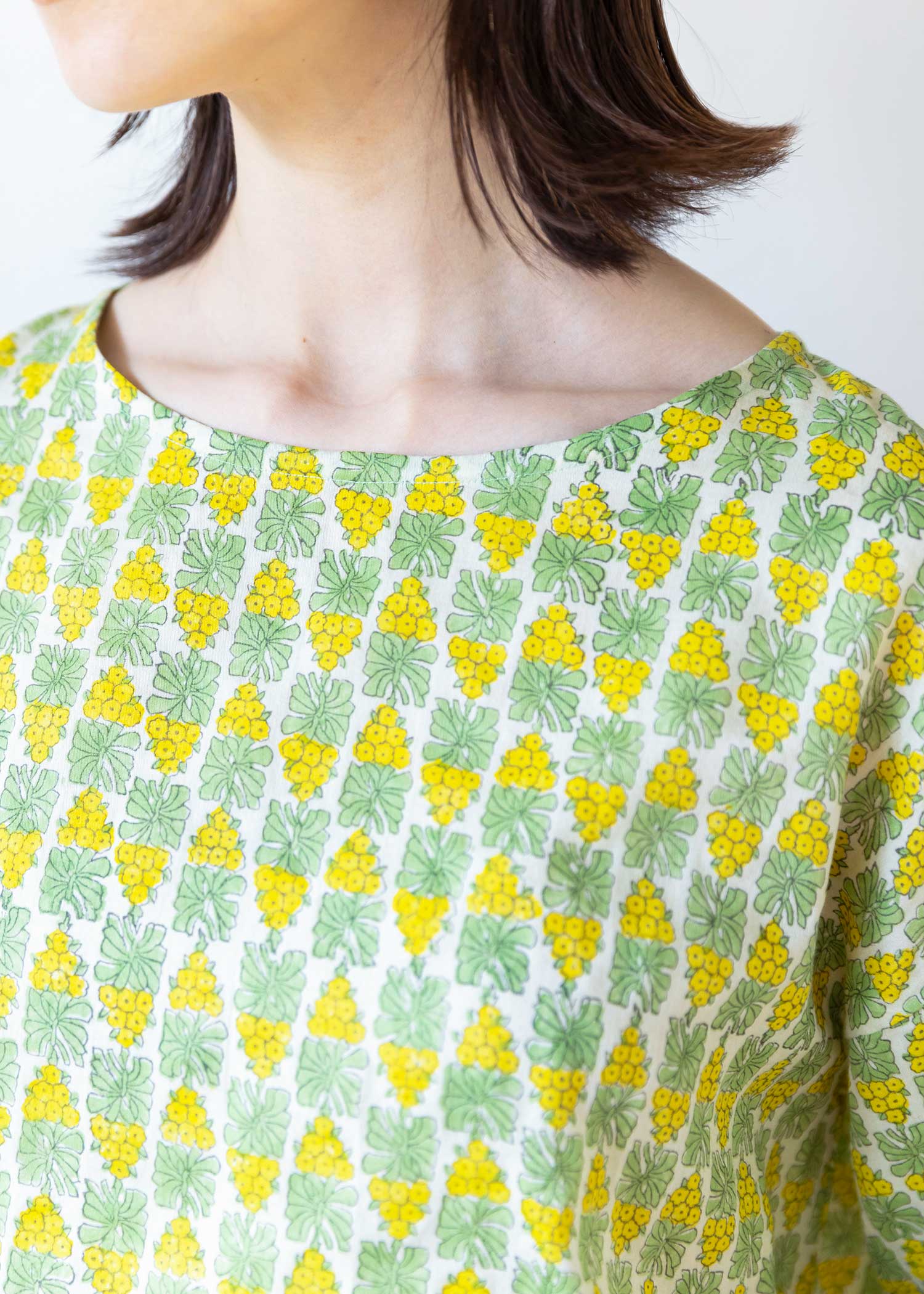 Ｖ＆Ａ ブロックプリントコットンサテンベルスリーブブラウス