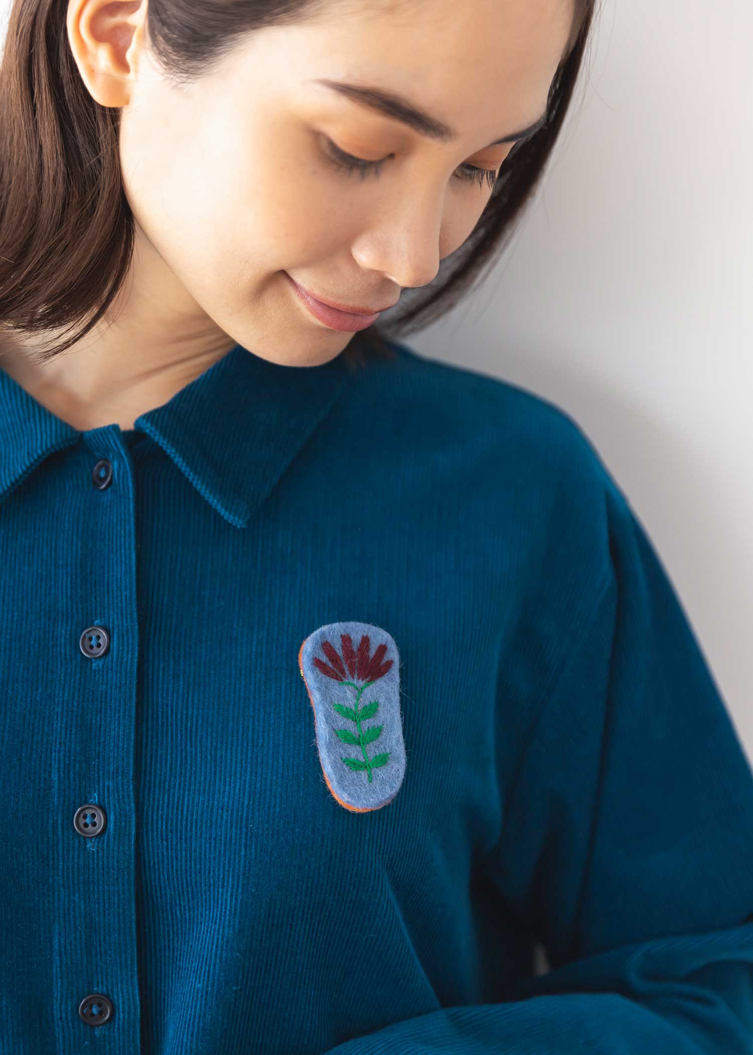 フェルトの手刺繍フラワーブローチ
