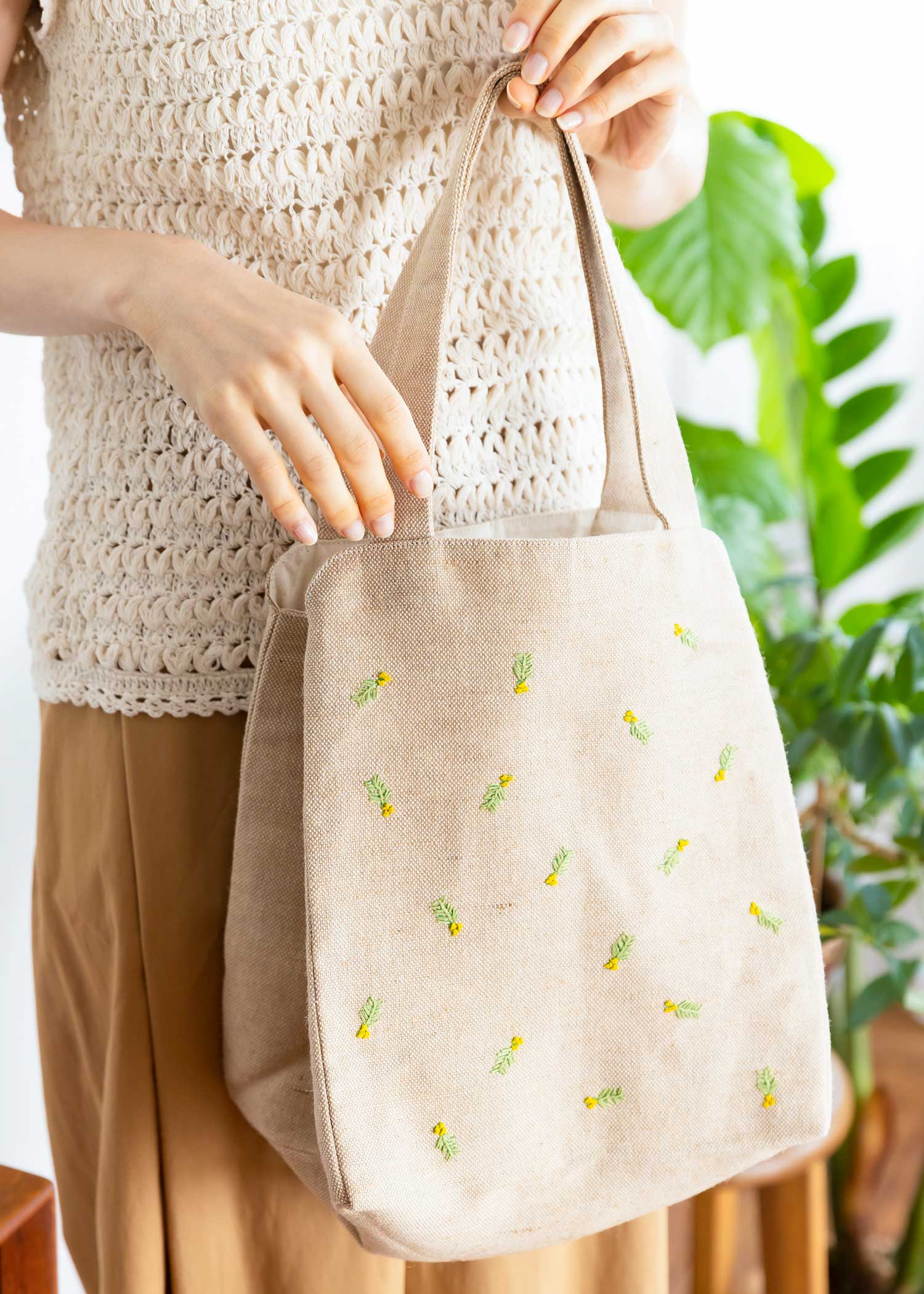 手刺繍バッグ　ミモザ
