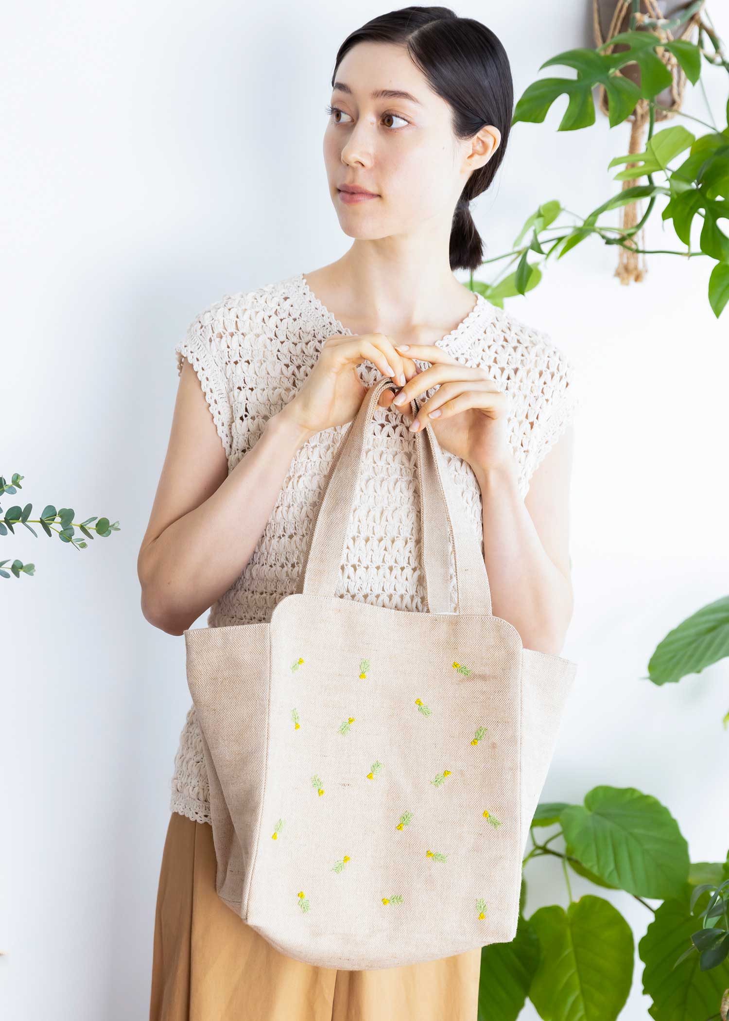 手刺繍バッグ　ミモザ