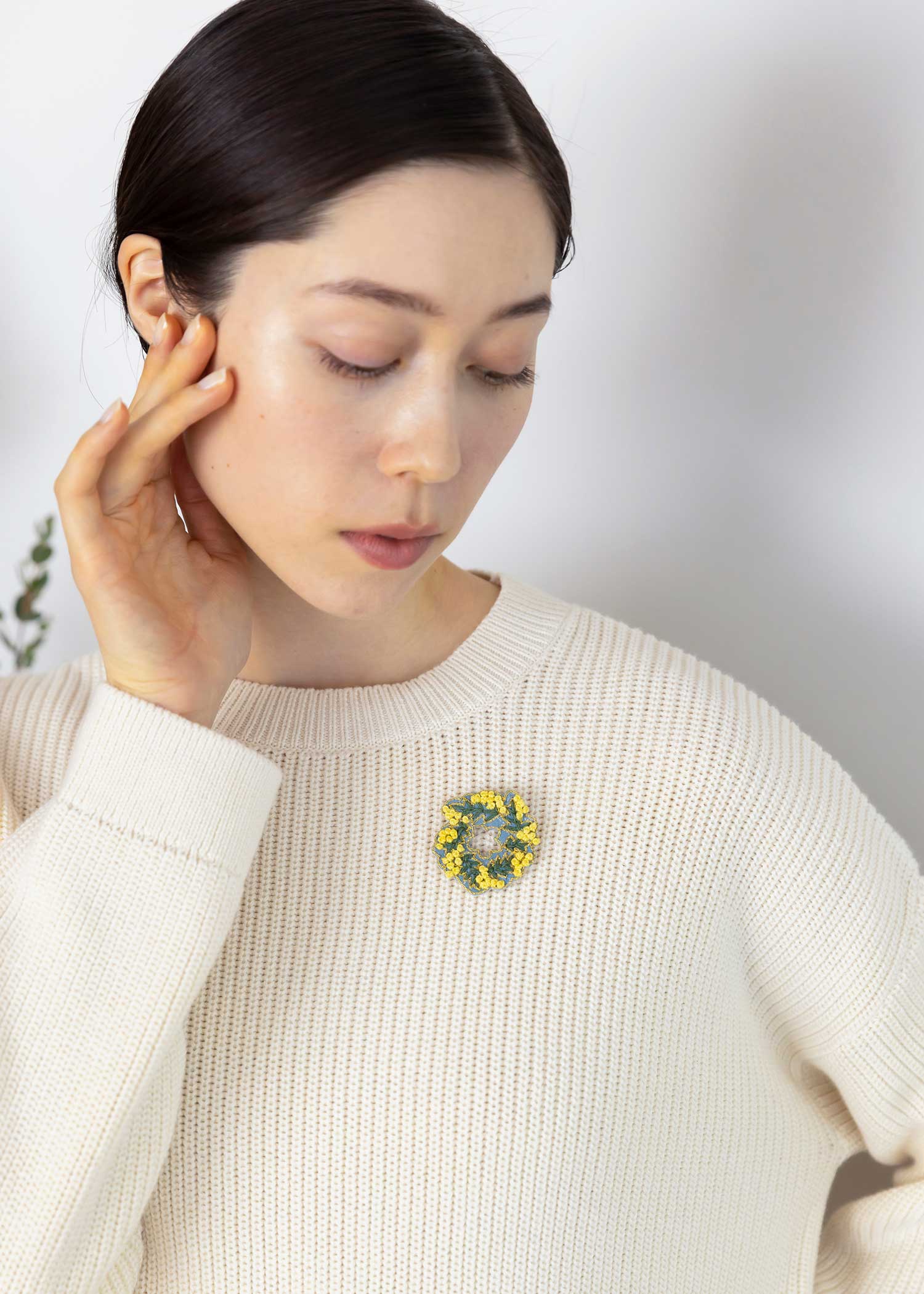 手刺繍ブローチ　ミモザ
