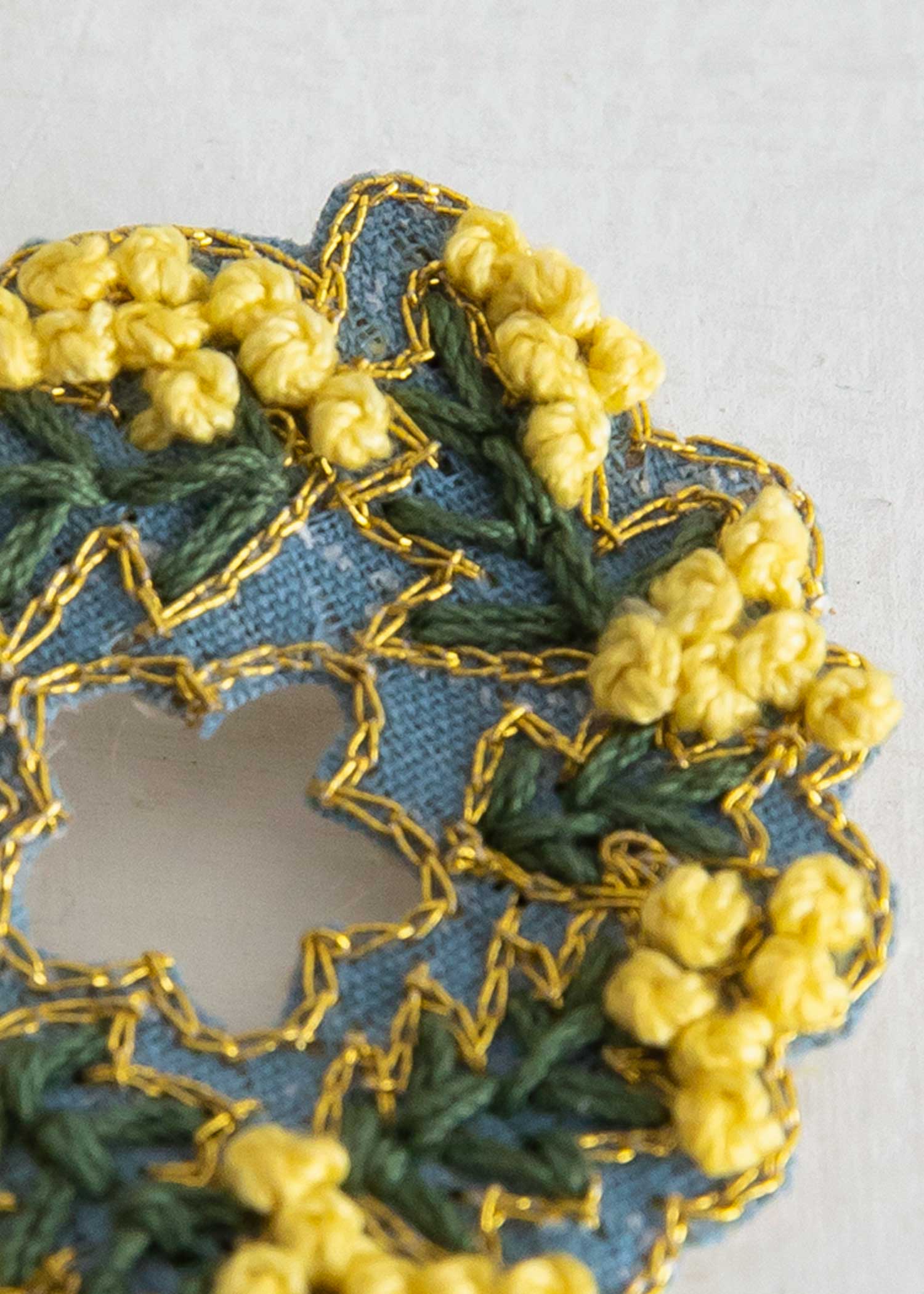 手刺繍ブローチ　ミモザ
