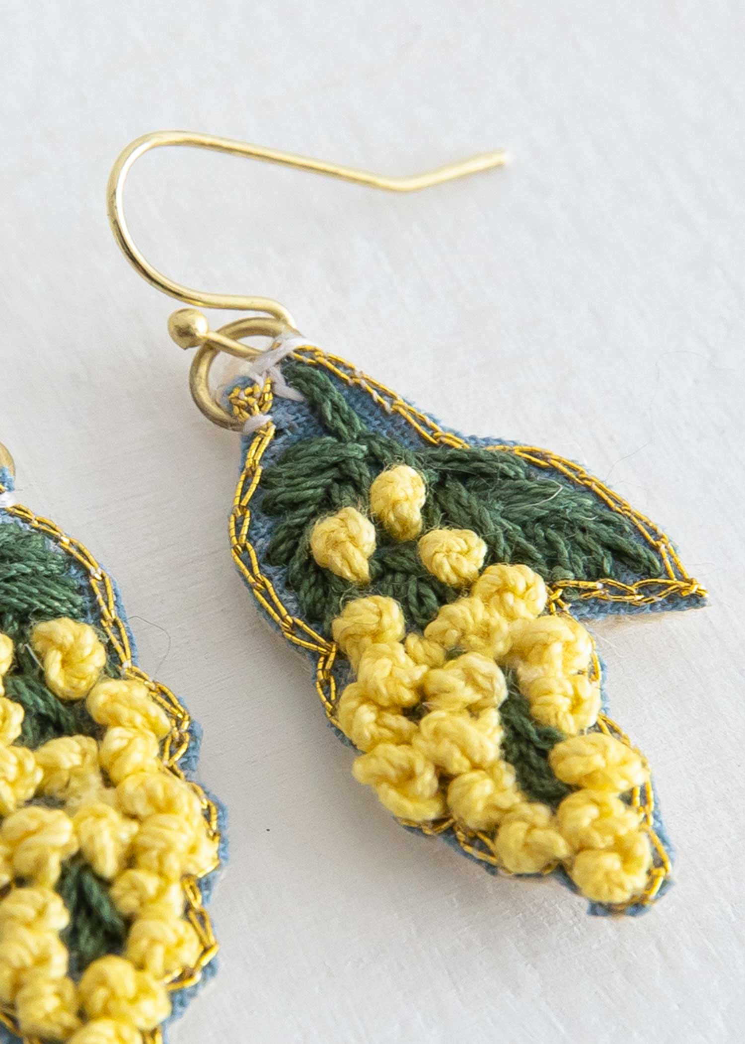 手刺繍ピアス　ミモザ