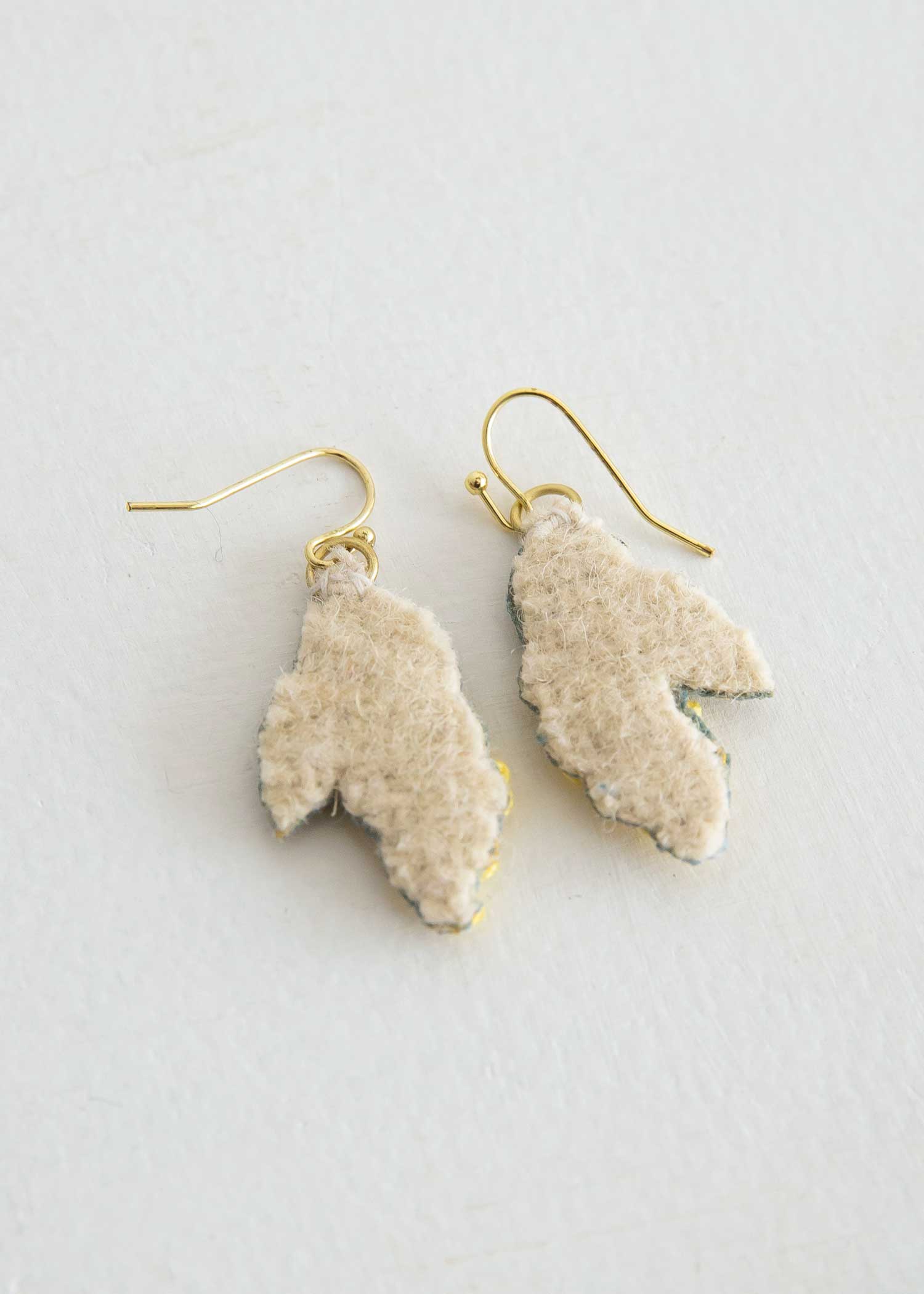 手刺繍ピアス　ミモザ