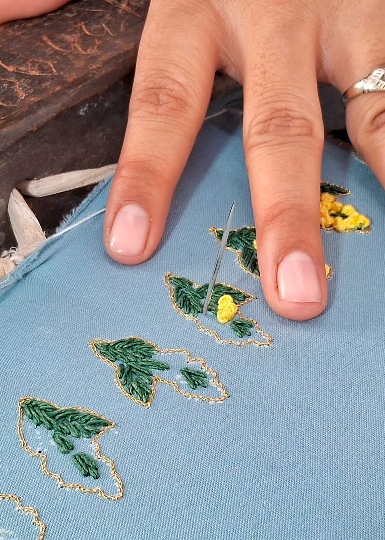 手刺繍ピアス　ミモザ