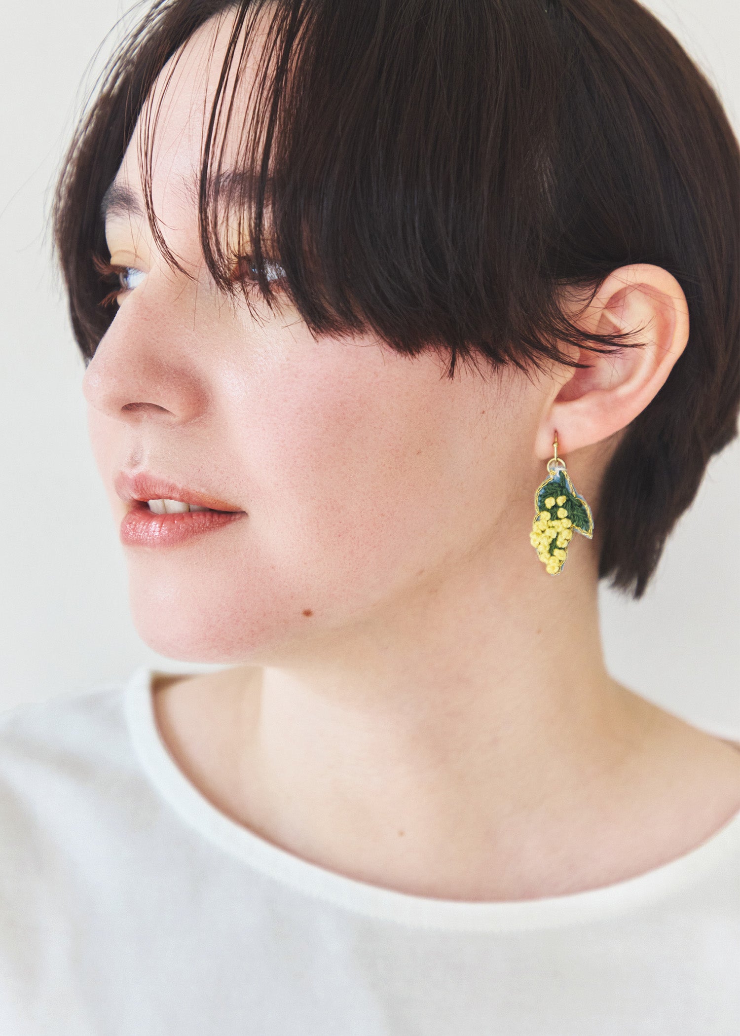 手刺繍ピアス　ミモザ