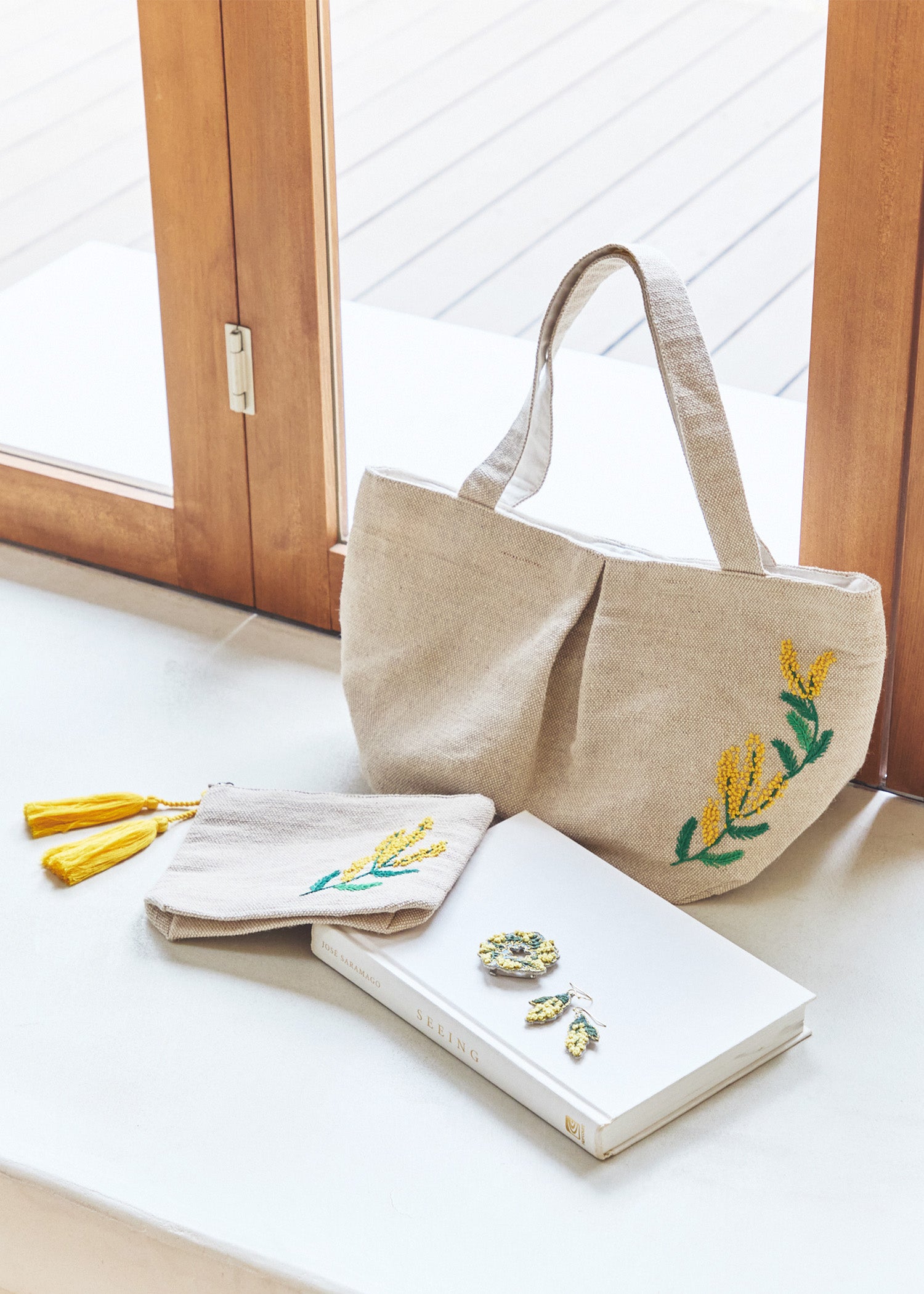 手刺繍ピアス　ミモザ