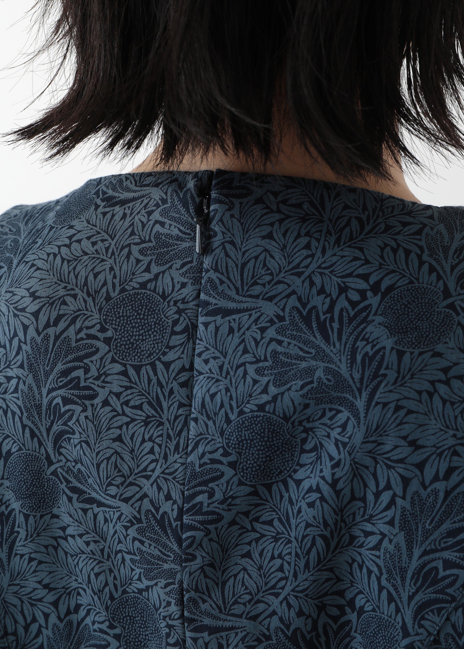 Ｖ＆Ａ オーガニックコットンサテンミディドレス アップル柄