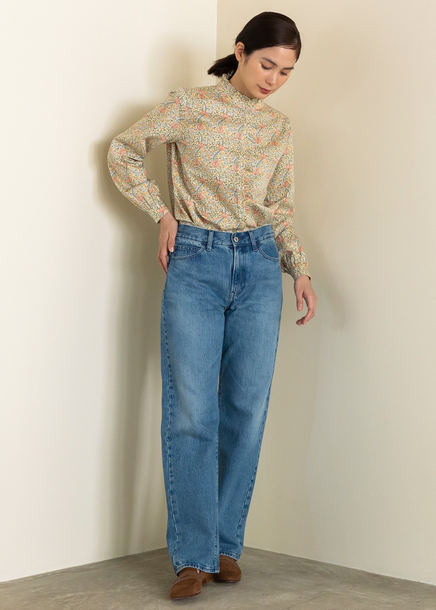 Ｖ＆Ａ オーガニックコットンサテン フリルスタンドカラーブラウス フローラ柄