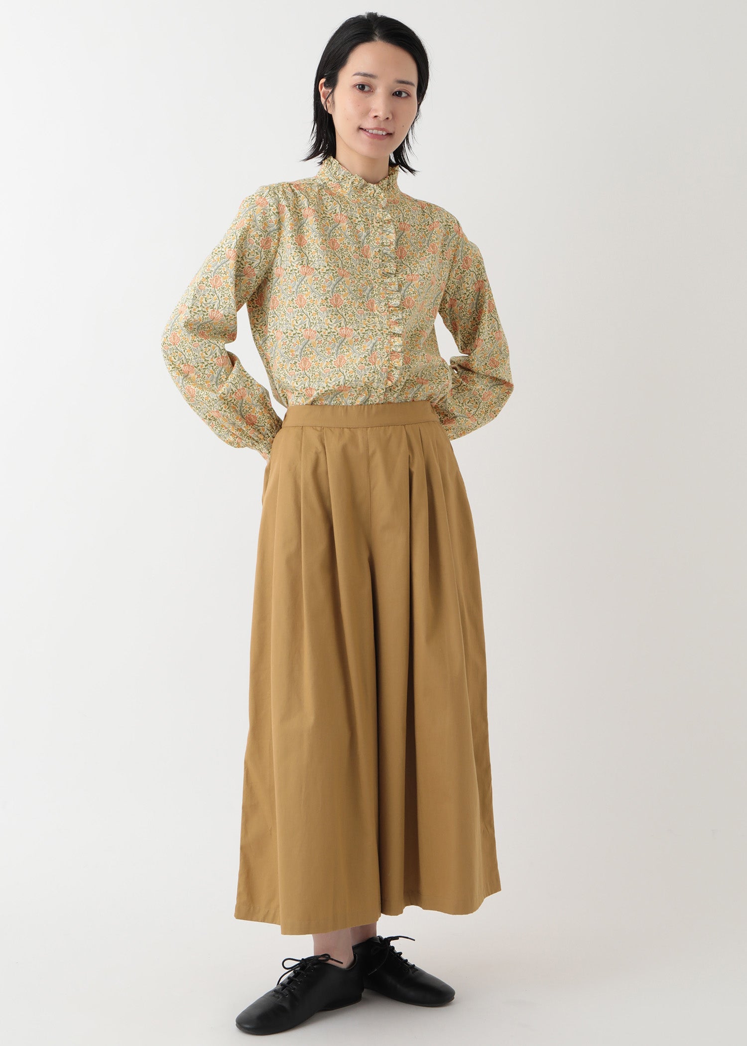 Ｖ＆Ａ オーガニックコットンサテン フリルスタンドカラーブラウス フローラ柄