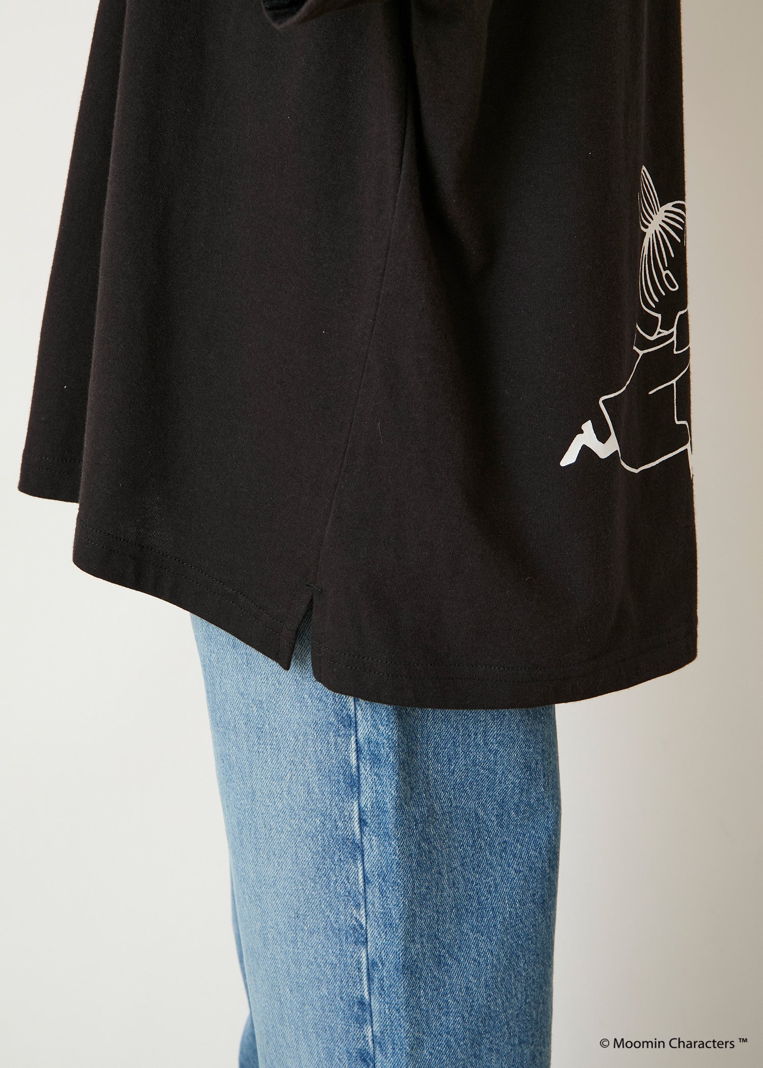 ムーミン オーガニックコットンスリットTシャツ・お花畑を駆けるリトルミイ