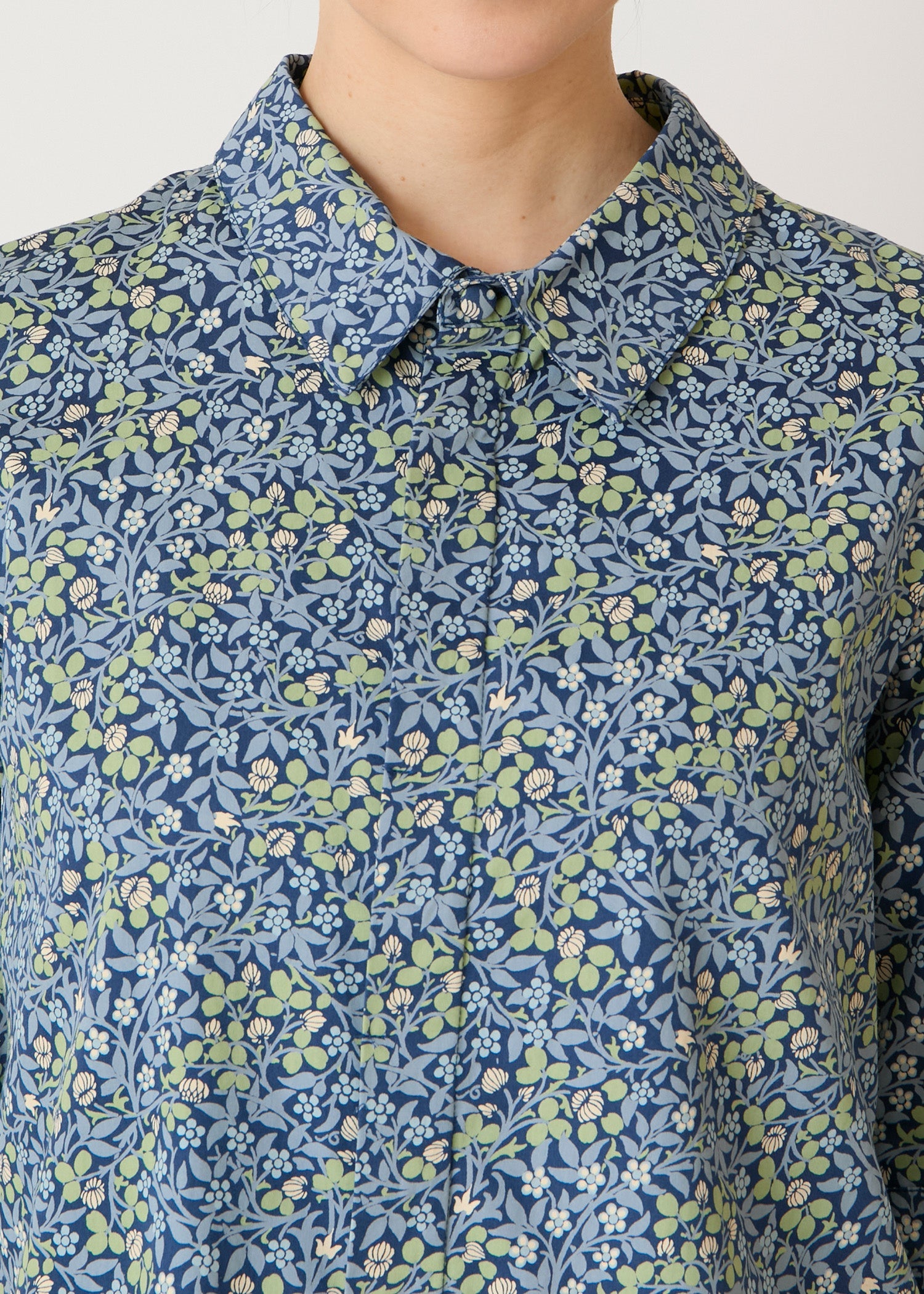 Ｖ＆Ａ オーガニックコットンサテン シャツ クローバー柄