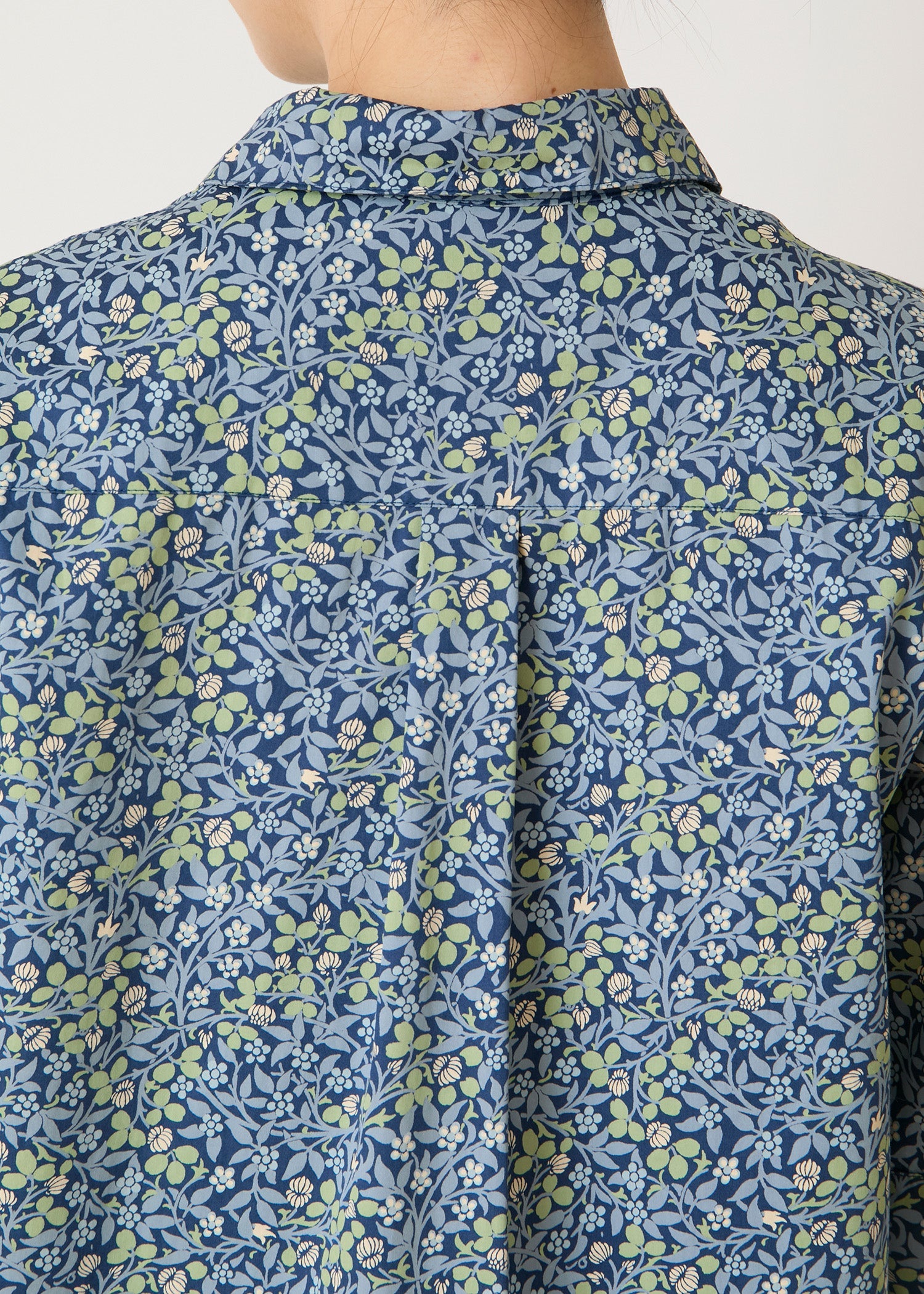 Ｖ＆Ａ オーガニックコットンサテン シャツ クローバー柄