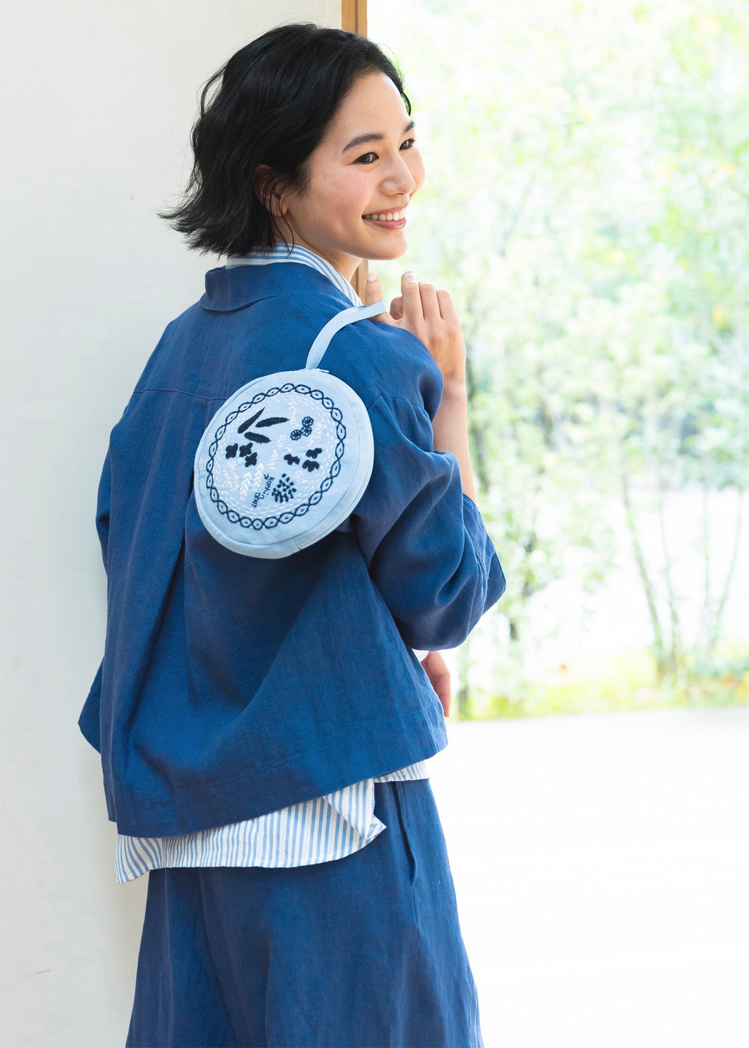 手織りオーガニックコットン手刺繍ラウンドハンドポーチ