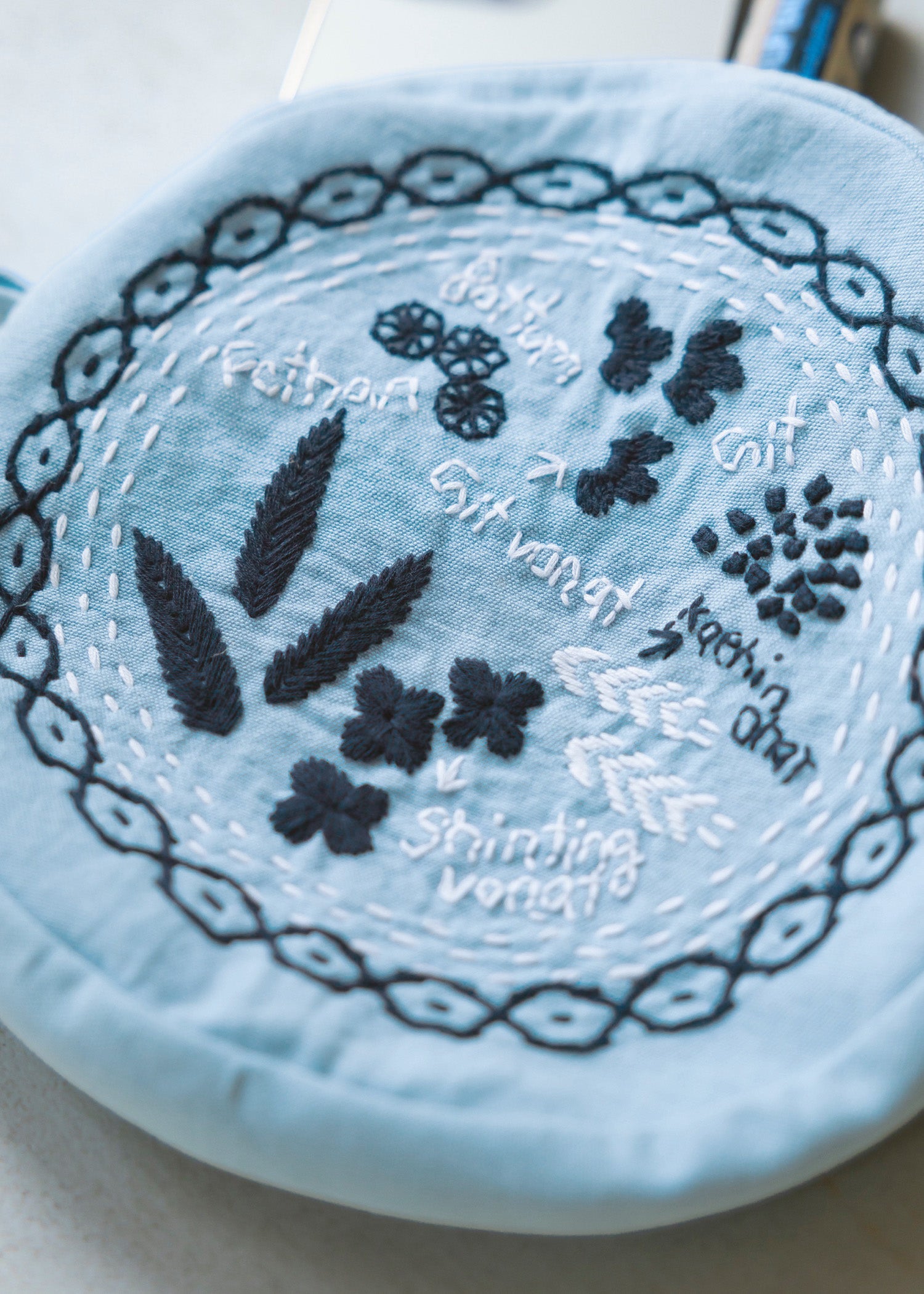 手織りオーガニックコットン手刺繍ラウンドハンドポーチ