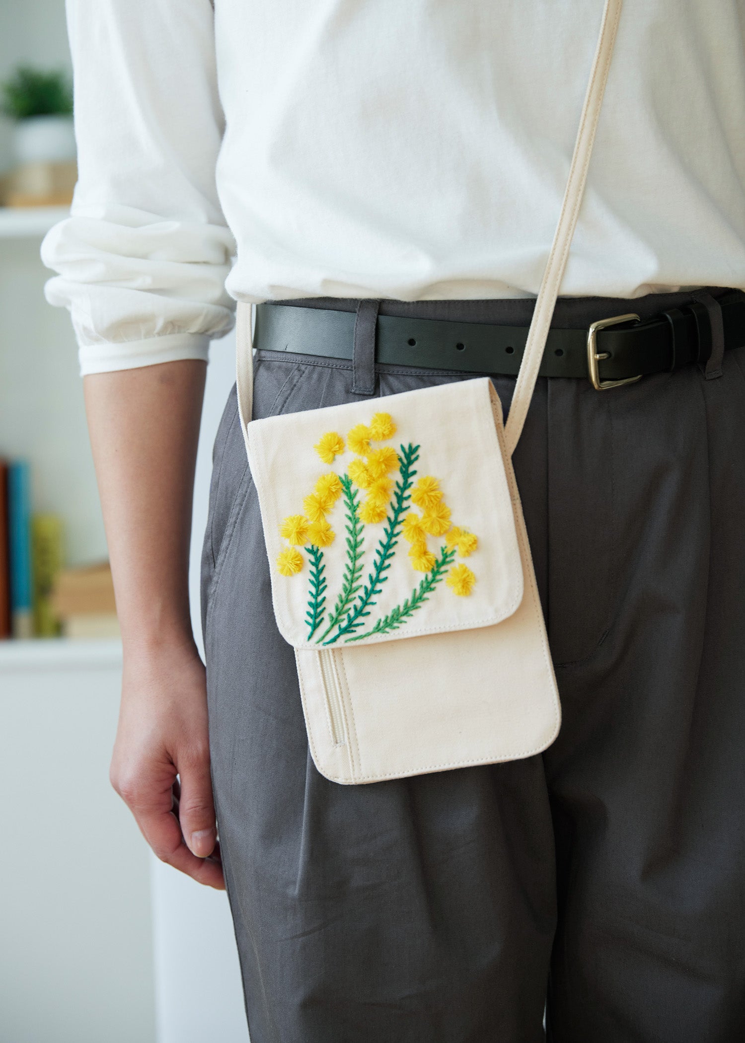 手刺繍コットンサコッシュ ミモザ