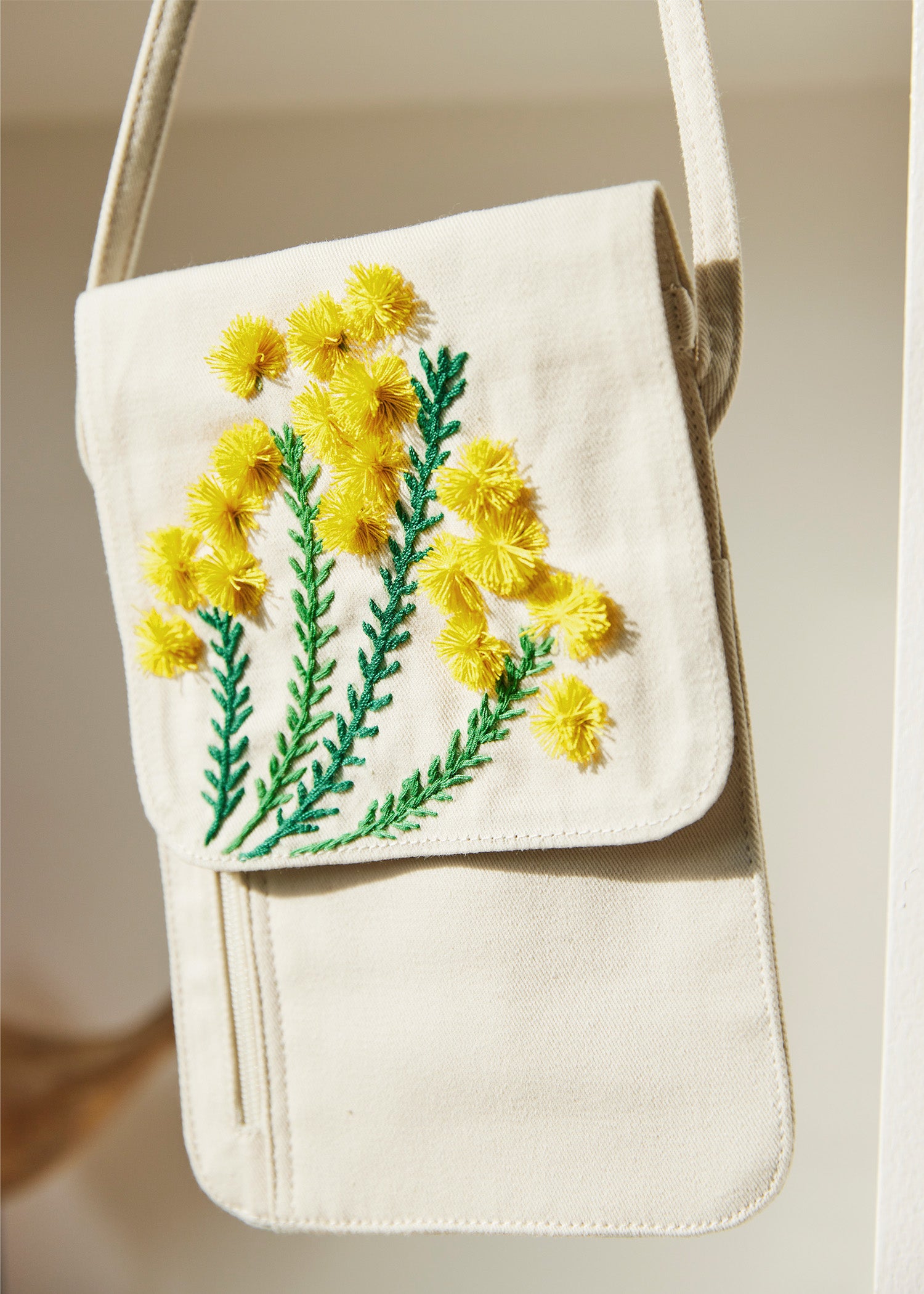 手刺繍コットンサコッシュ ミモザ