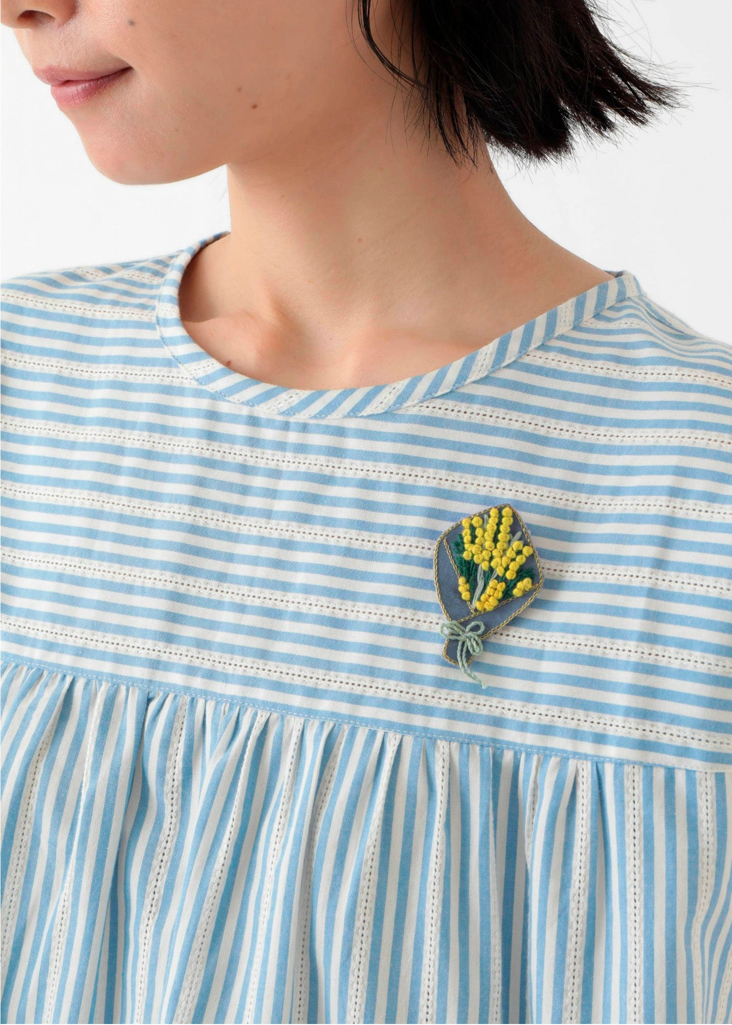 手刺繍ブローチ ミモザブーケ