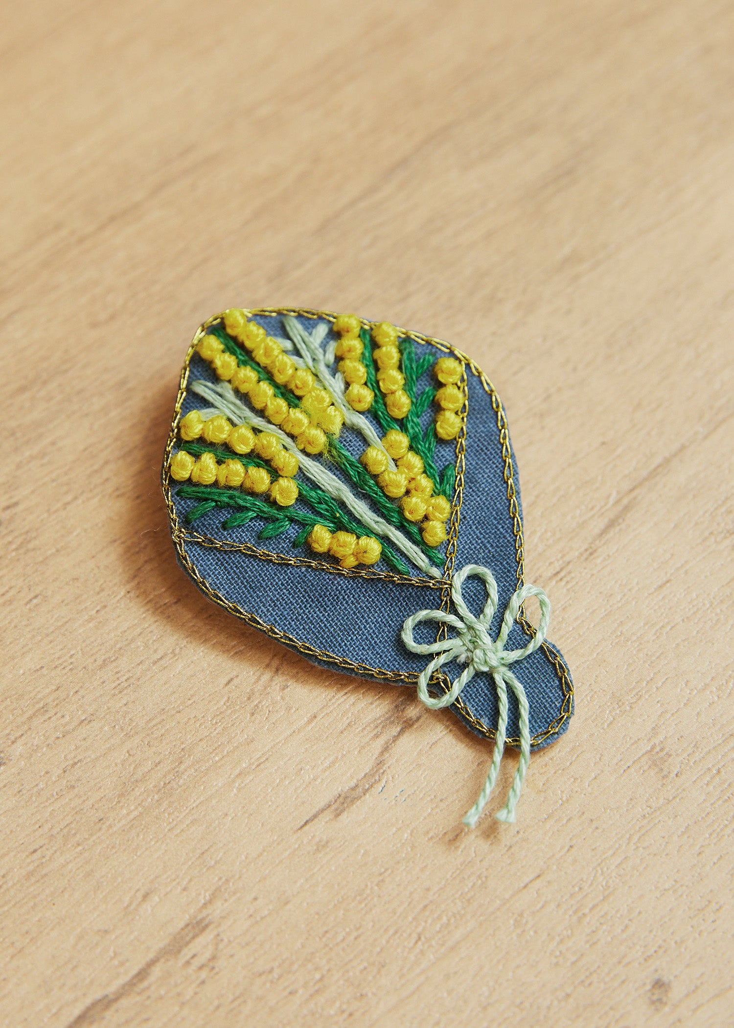 手刺繍ブローチ ミモザブーケ