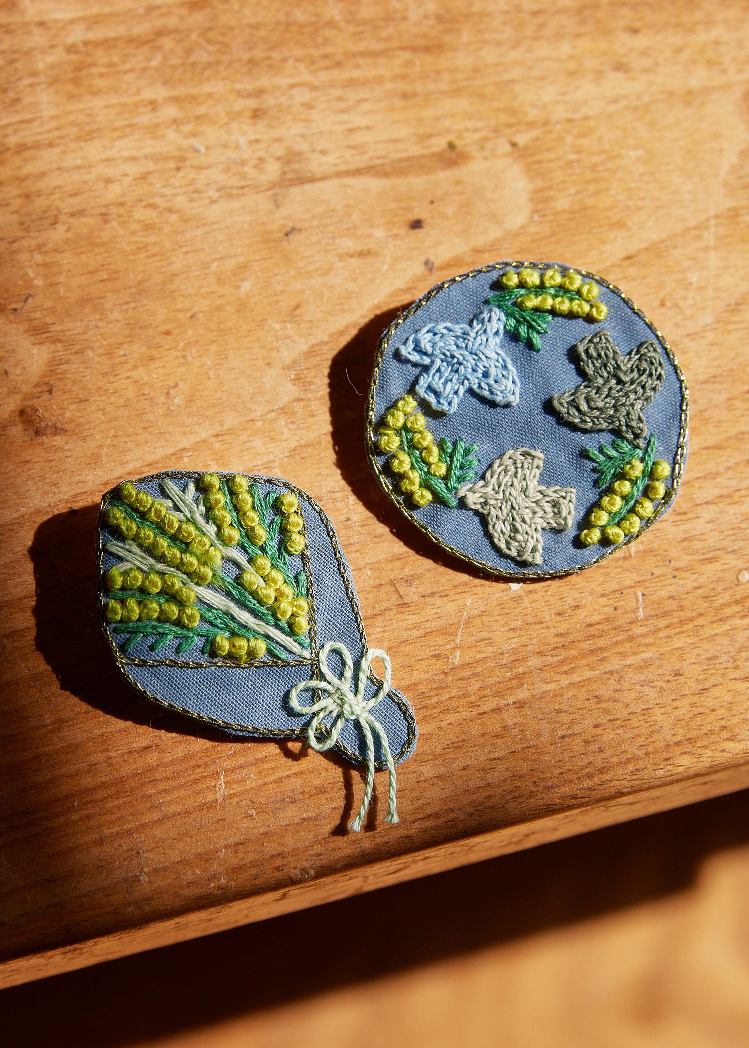 手刺繍ブローチ ミモザブーケ