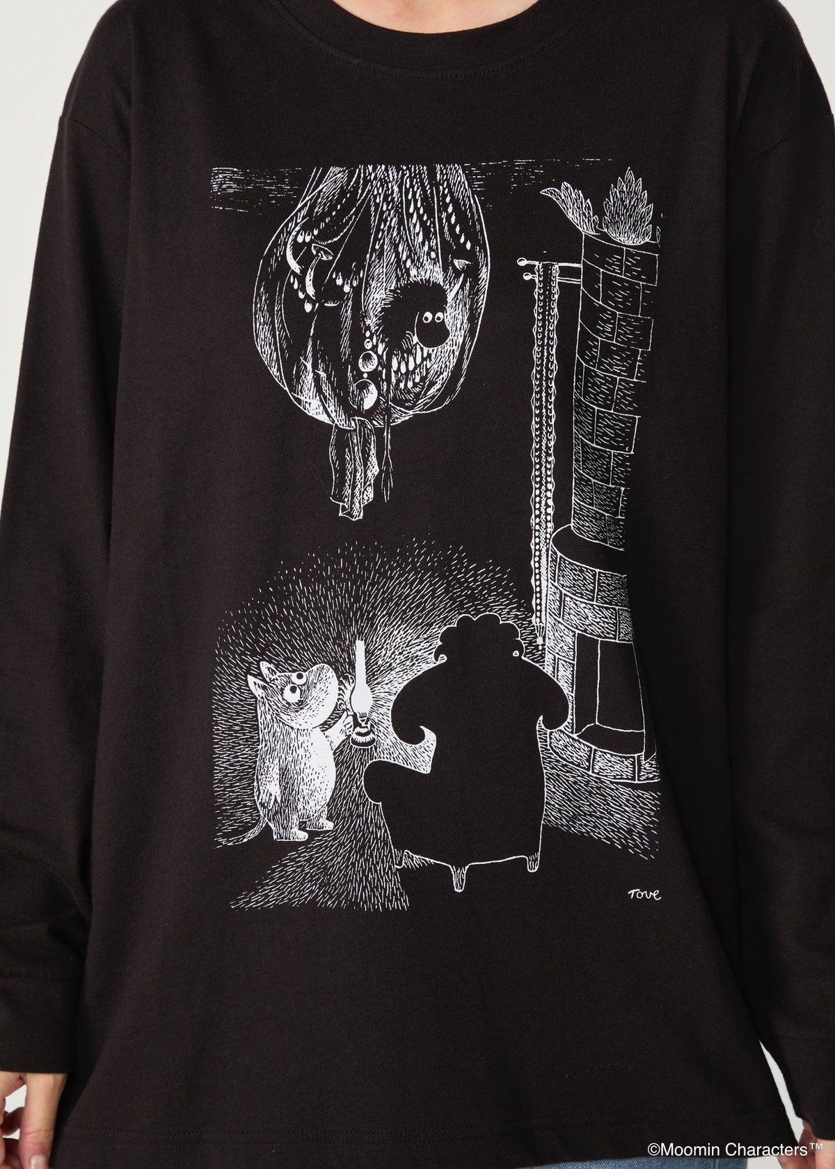 ムーミン オーガニックコットン ユニセックスロングスリーブＴシャツ・ランプに照らされたムーミンとご先祖さま