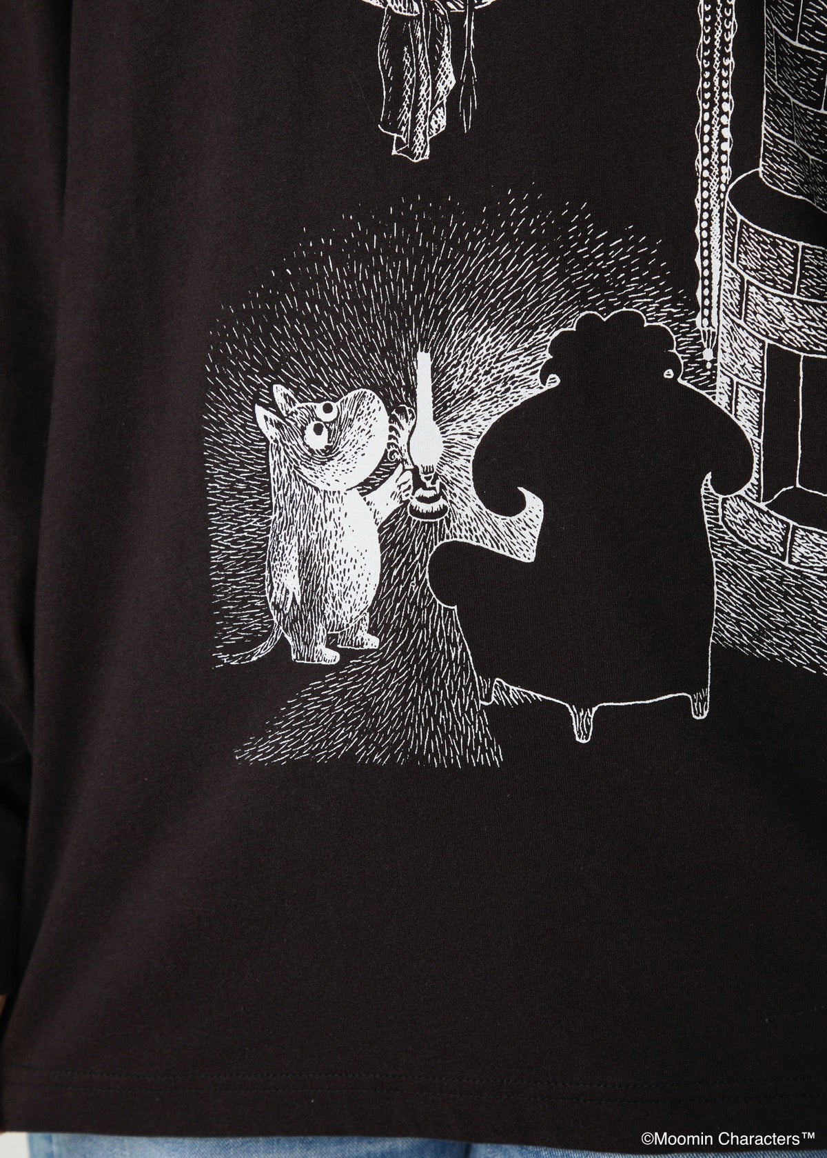 ムーミン オーガニックコットン ユニセックスロングスリーブＴシャツ・ランプに照らされたムーミンとご先祖さま