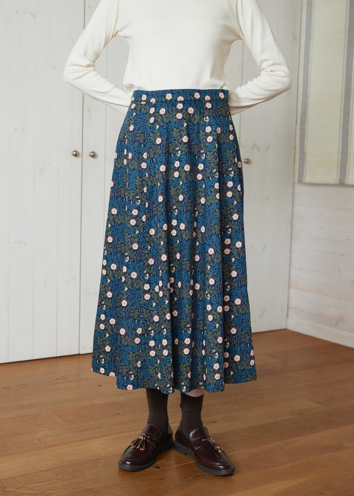Ｖ＆Ａ オーガニックコットンサテン フレアスカート スイート・ブライアー柄