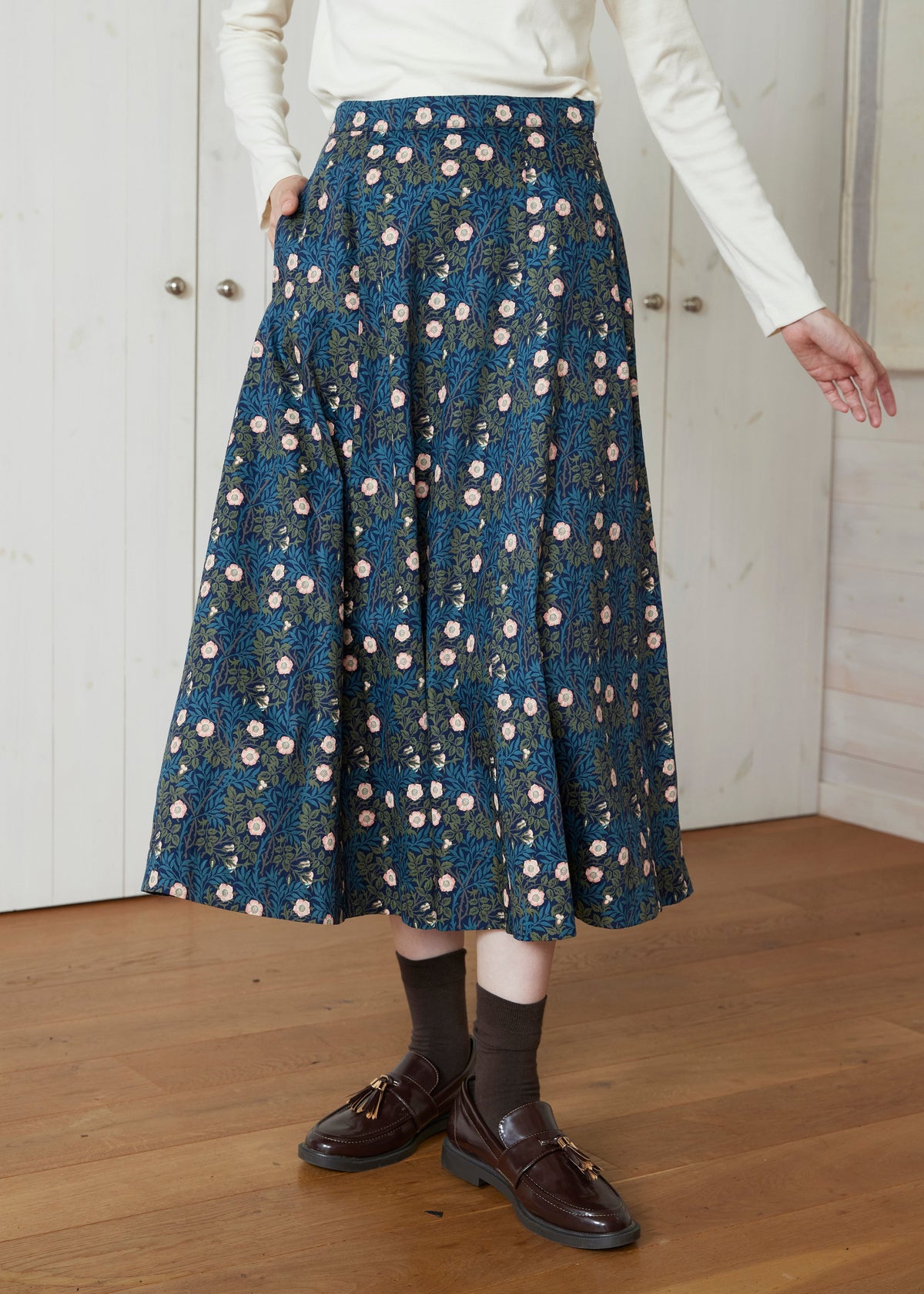 Ｖ＆Ａ オーガニックコットンサテン フレアスカート スイート・ブライアー柄